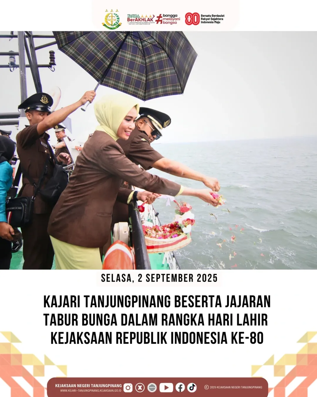 Kepala Kejaksaan Negeri Tanjungpinang Bapak Rachmad Surya Lubis, S.H.,M.Hum beserta Para Kasi, Kasubbag Bin melaksanakan Tabur Bunga di atas Kapal