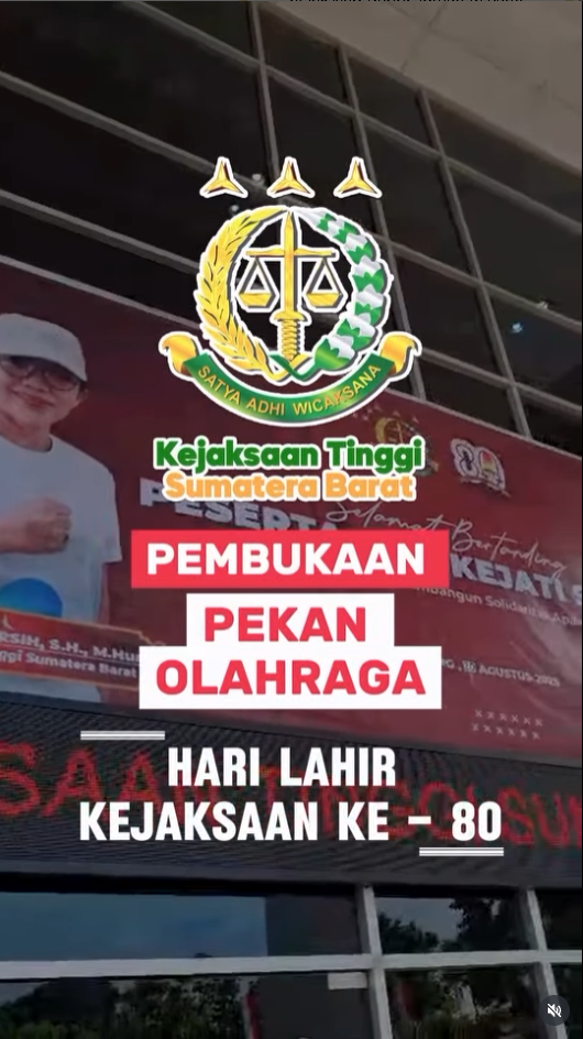 membuka rangkaian kegiatan Pekan Olahraga dalam rangka memperingati Hari Lahir ke-80 Kejaksaan Republik Indonesia.