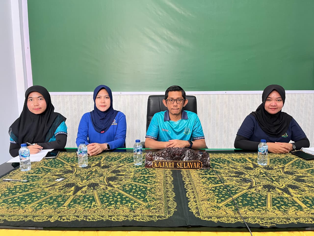 Kajari Kepulauan Selayar Bersama Kasubag Pembinaan dan Staf Pembinaan Kejari Kepulauan Selayar Mengikuti Kick Off Meeting Pelaksanaan Teknis Penilaian Mandiri dan Evaluasi Akuntabilitas Kinerja Instansi Pemerintah Tahun 2025