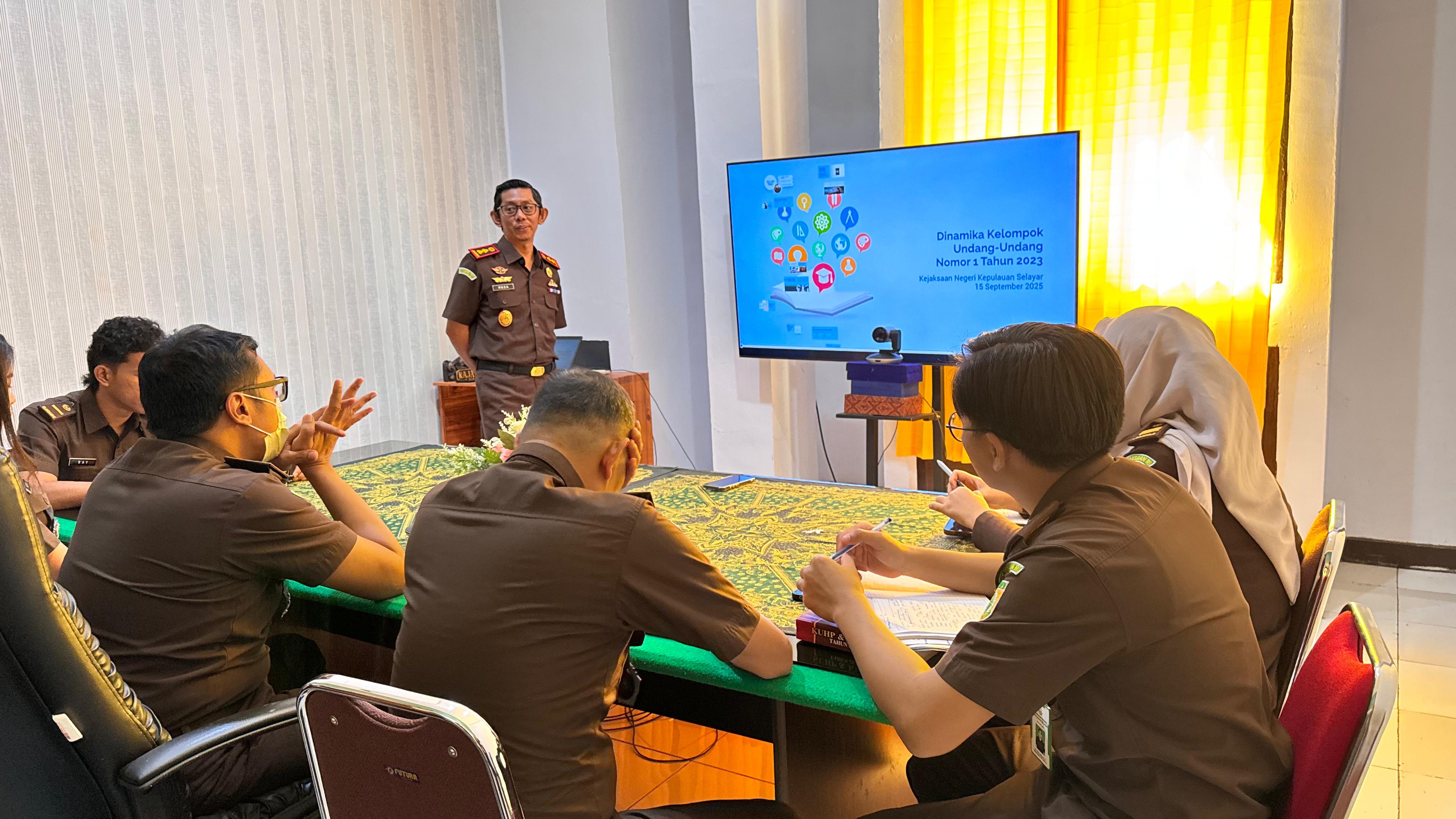 Kajari Kepulauan Selayar Pimpin Dinamika Kelompok Seluruh Jaksa dan Penelaah Penuntutan dan Penegakan Hukum Calon Ahli Pertama-Jaksa) pada Kejaksaan Negeri Kepulauan Selayar terkait Pemberlakuan KUHP Baru di Tahun 2026