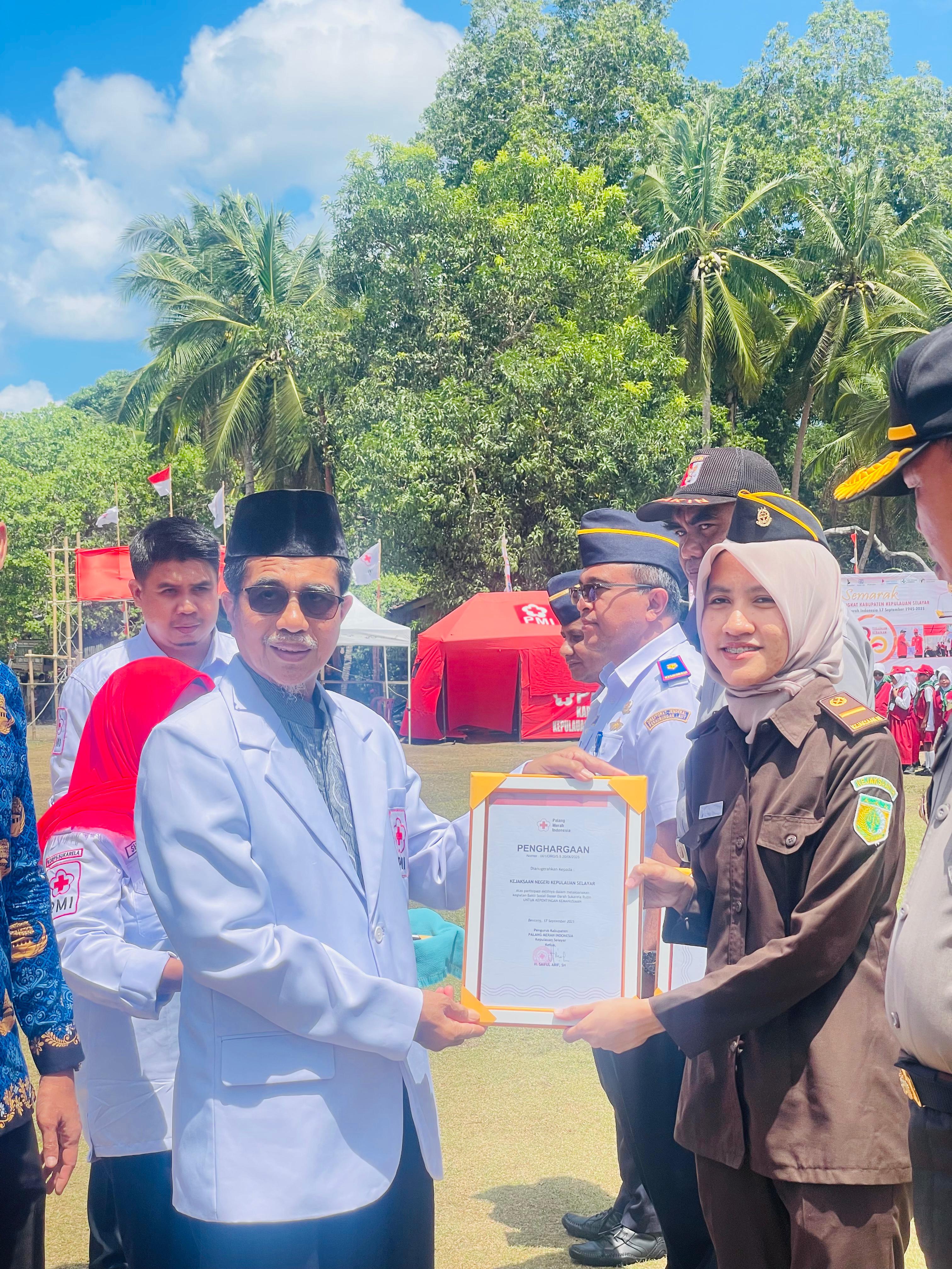 Kajari Kepulauan Selayar yang diwakili oleh Calon Jaksa Kejari Kepulauan Selayar Hadiri Peringatan Hut Ke-80 Palang Merah Indonesia yang dirangkaikan dengan penutupan Kemah Bakti dan Lomba PMR di Desa Mare Mare Kepulauan Selayar