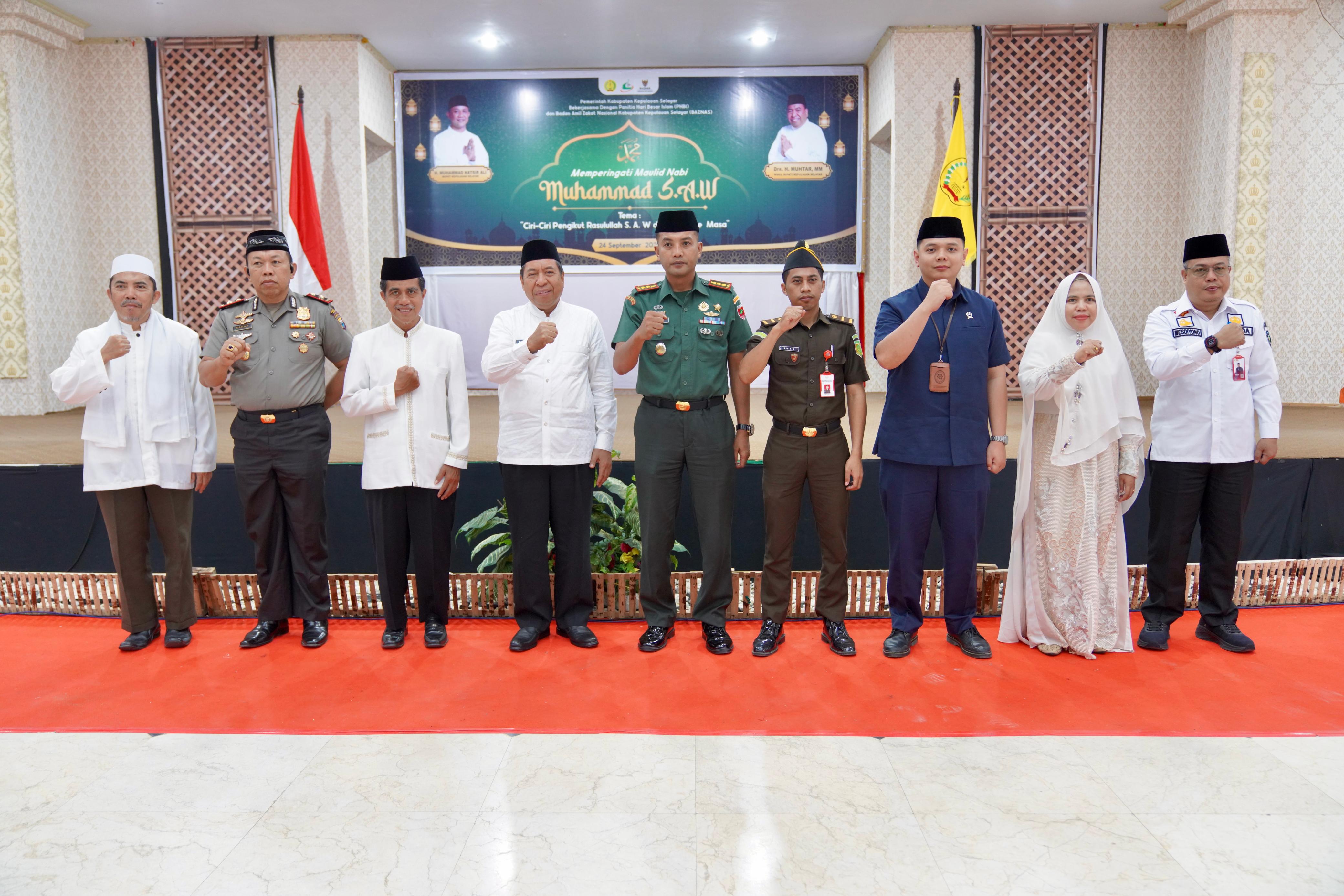 Kajari Kepulauan Selayar yang diwakili oleh Calon Jaksa Kejari Kepulauan Selayar Hadiri Peringatan Maulid Nabi Muhammad SAW Tahun 1447 H  2025 M