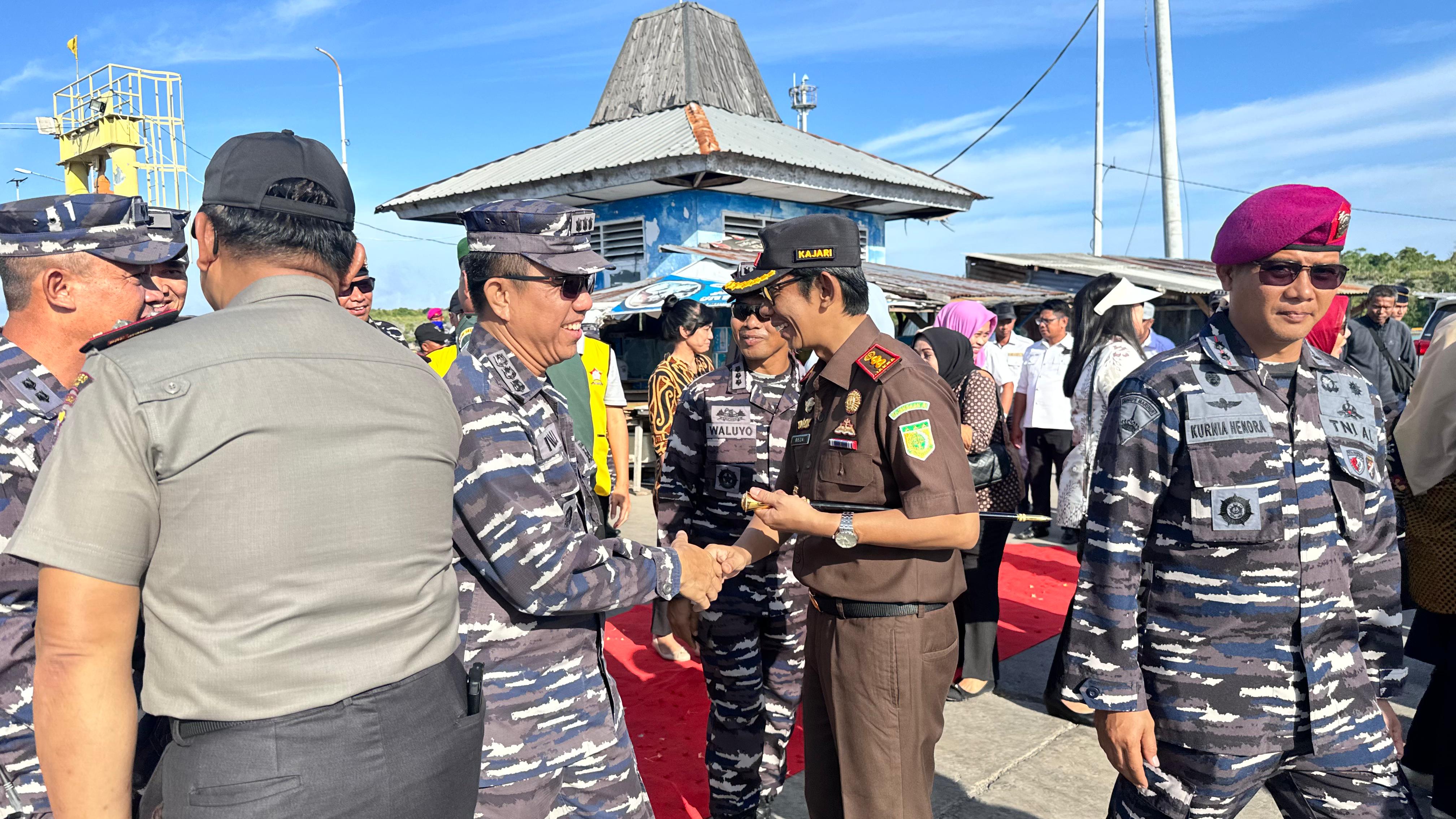 Kajari Kepulauan Selayar Bersama Jajara Forkopimda Menyambut Kedatangan Laksamana Muda TNI Andi Abdul Aziz S H M M  Dankodaeral VI beserta rombongan di Pelabuhan Pamatata Kepulauan Selayar