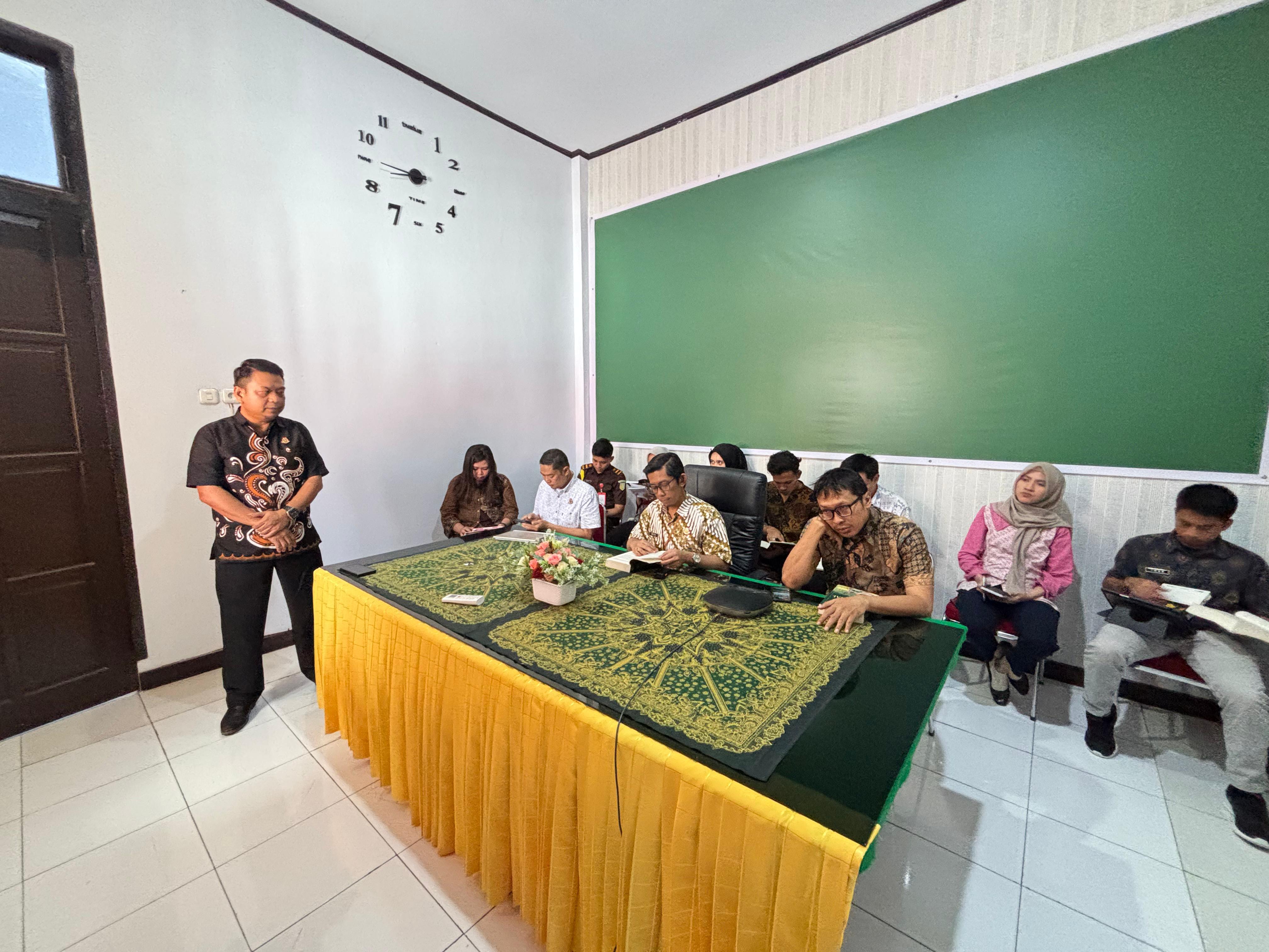 Kasi Pidum Kejari Kepulauan Selayar Memberi Pemaparan Dinamika Kelompok Terkait Undang-Undang Nomor 1 Tahun 2023 tentang Kitab Undang-Undang Hukum Pidana