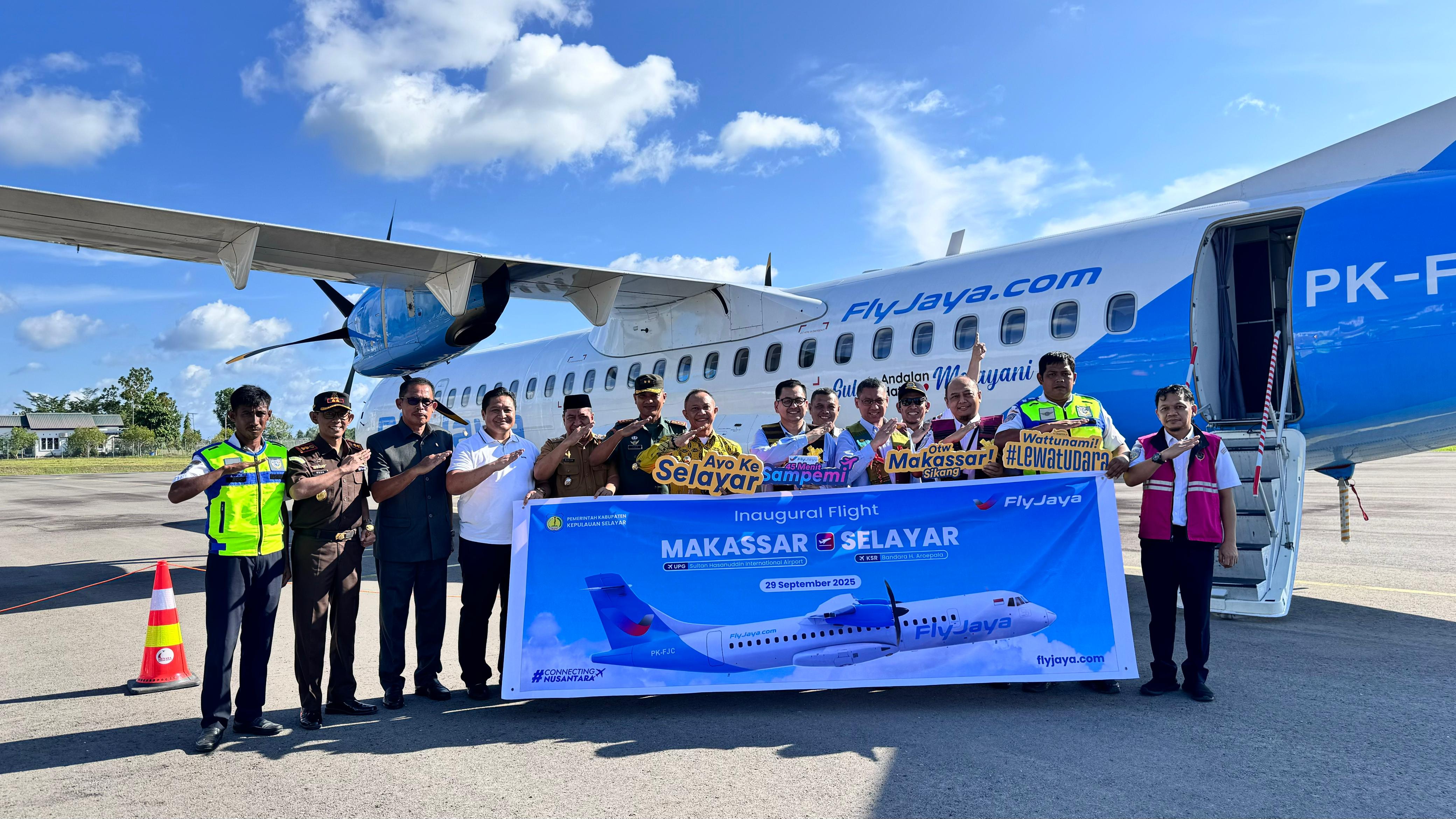 Kajari Kepulauan Selayar Hadiri Penyambutan dan Pelepasan Penerbangan Perdana Reguler Rute Selayar Makassar dan Makassar - Selayar Maskapai Fly Jaya