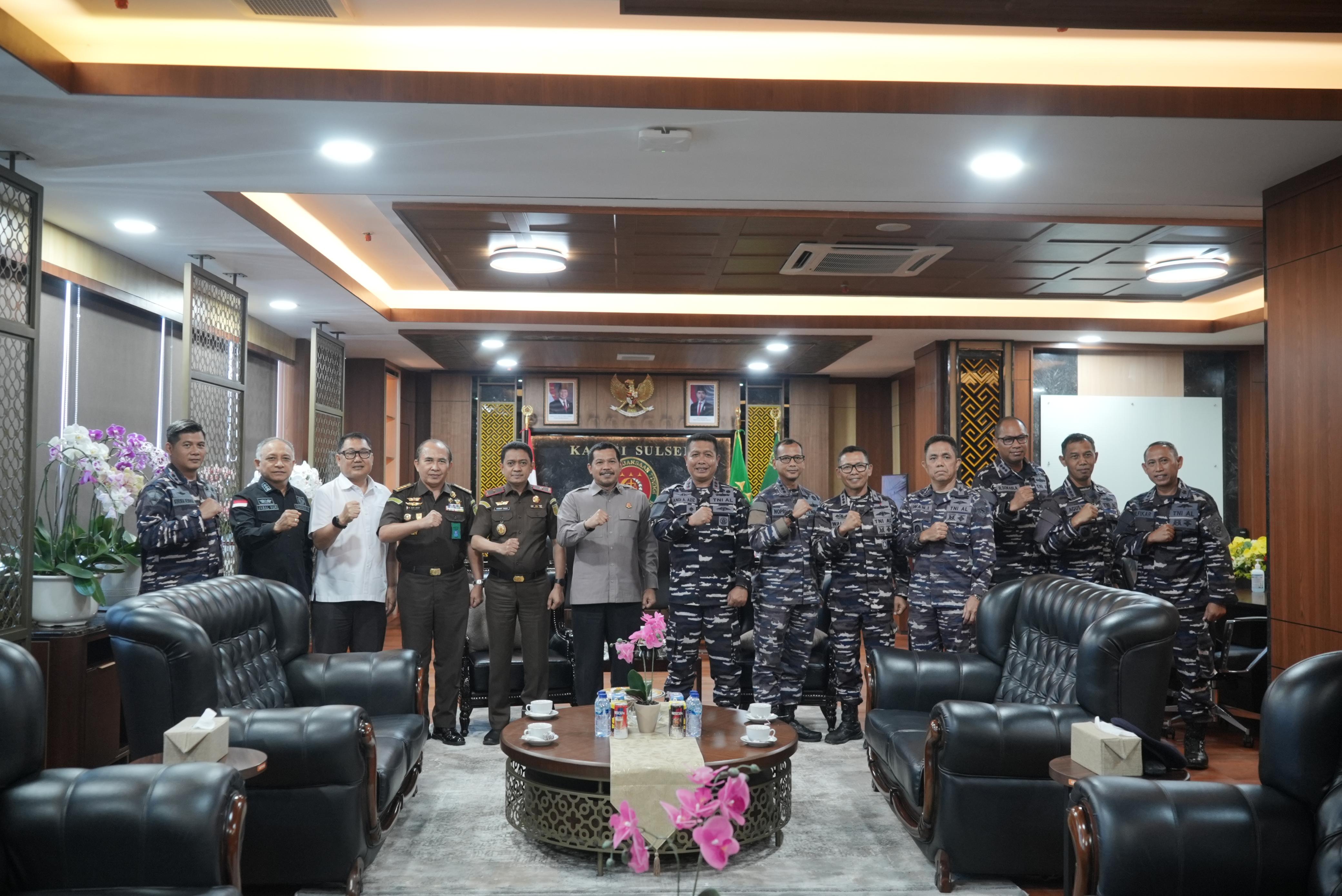 Perkuat Sinergitas Forkopimda Kajati Sulsel Agus Salim Terima Kunjungan Silaturahmi Dankodaeral VI Makassar Laksda TNI Andi Abdul Azis