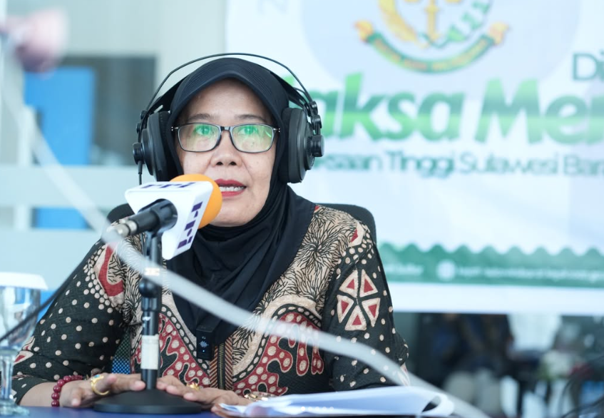 JAKSA MENYAPA di RRI Mamuju 96 FM dalam Dialog Interaktif Mamuju siang ini dengan Tema “Membangun Zona Integritas Menuju Wilayah Bebas Korupsi WBK) Kejaksaan Tinggi Sulawesi Barat