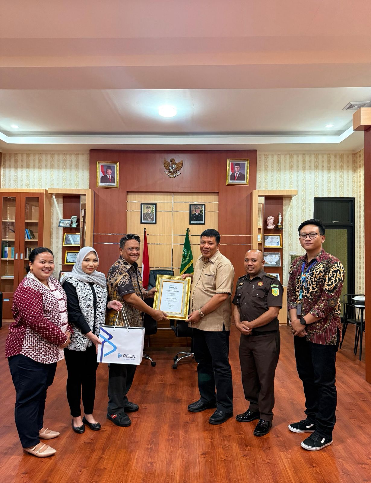 Penyerahan Piagam Penghargaan atas penyelamatan aset PT Pelni Persero) oleh Jaksa Pengacara Negara pada kantor Pengacara Negara Kejaksaan Negeri  Kendari