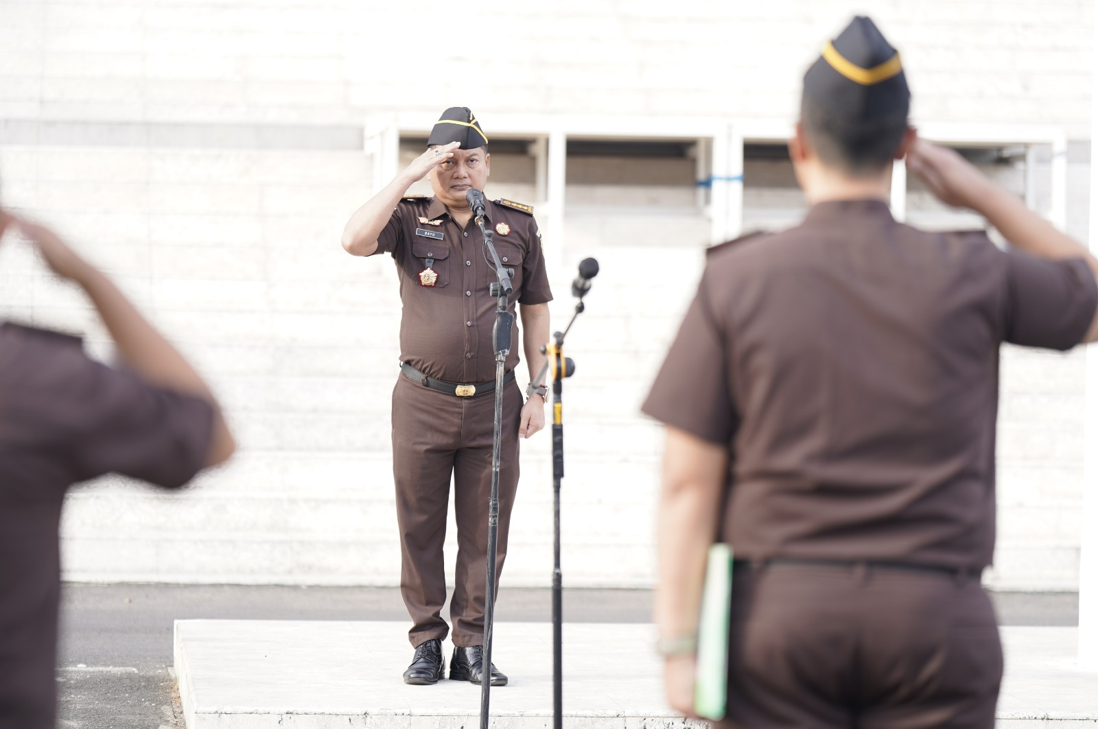 Jaga Etos Kerja Asdatun Riyadi Bayu Kristianto Pimpin Apel Pagi Kejati Sulsel Bersama Seluruh Jajaran