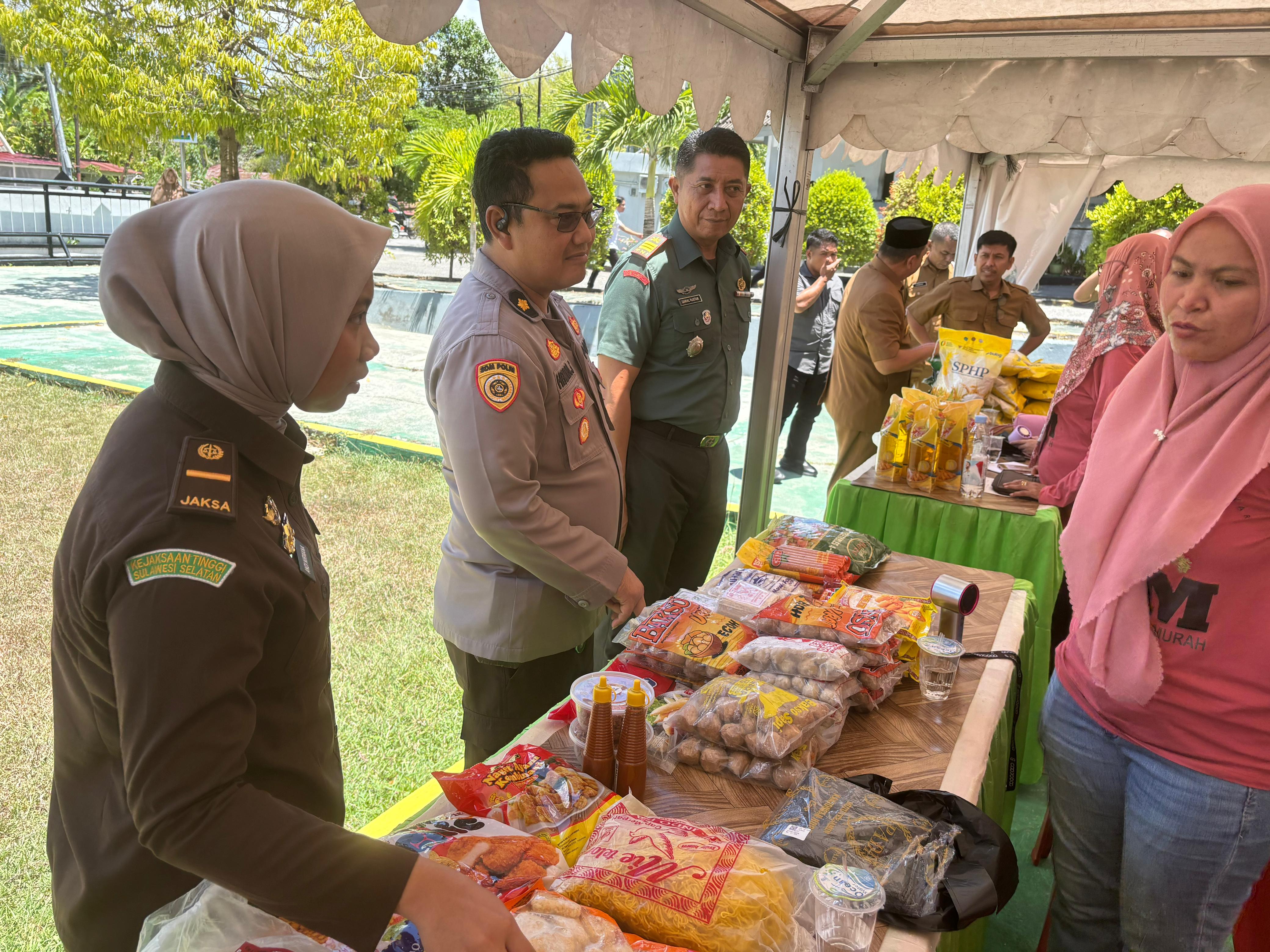 Kajari Kepulauan Selayar yang diwakili oleh Jaksa Ahli Pertama Kejari Kepulauan Selayar Hadiri Gerakan Pangan Murah Serentak