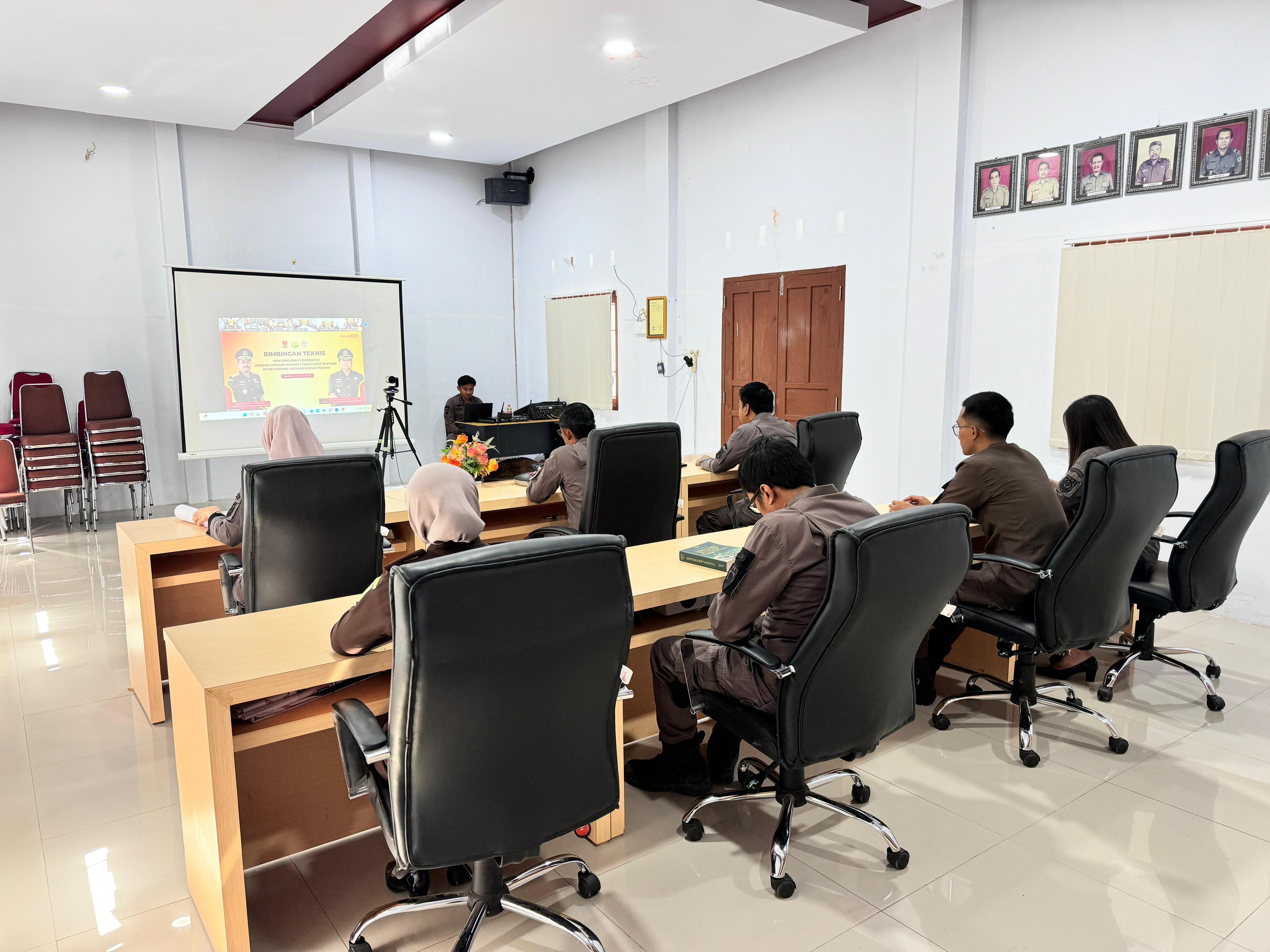 Kajari Kepulauan Selayar Bersama Para Jaksa Kejari Kepulauan Selayar Hadiri Bimbingan Teknis Jaksa Agung Muda Tindak Pidana Umum Secara Daring