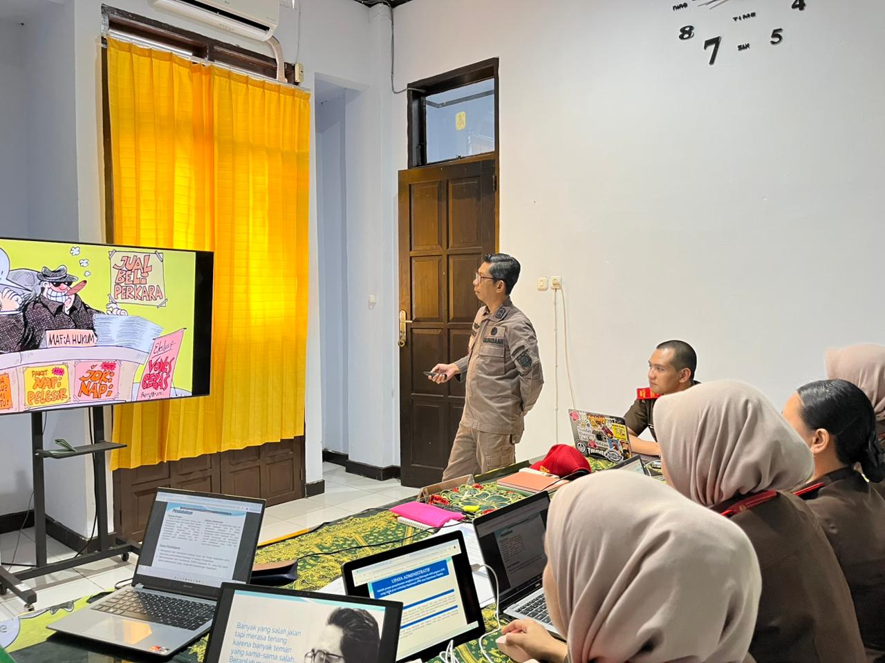 Hari Keempat Belas Kajari Kepulauan Selayar Kasi Datun dan Kasi PAPBB Memberikan Pembelajaran Penguatan Kompetensi Teknis Bidang Tugas Kepada Latsar CPNS Golongan III