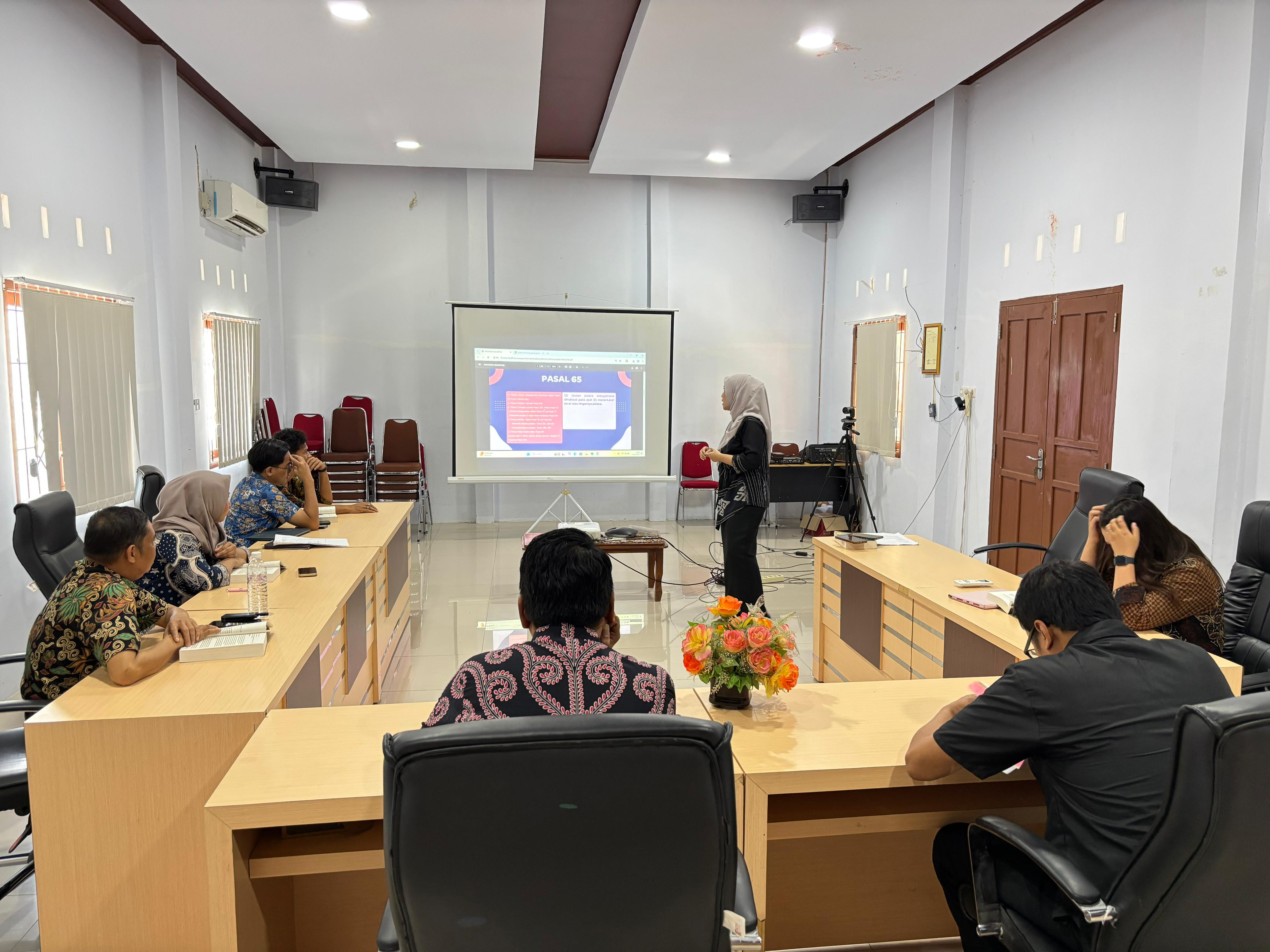 Kasubsi Penuntutan Eksekusi dan Eksaminasi Pidum Kejari Kepulauan Selayar Memberi Pemaparan Dinamika Kelompok Kejaksaan Negeri Kepulauan Selayar