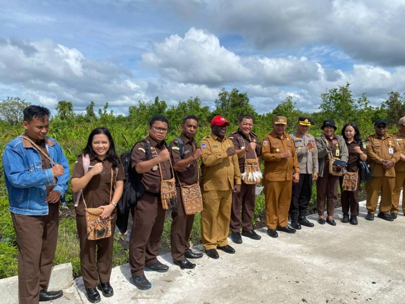TIM KEJAKSAAN AGUNG RI TINJAU LOKASI RENCANA KANTOR KEJAKSAAN NEGERI ASMAT