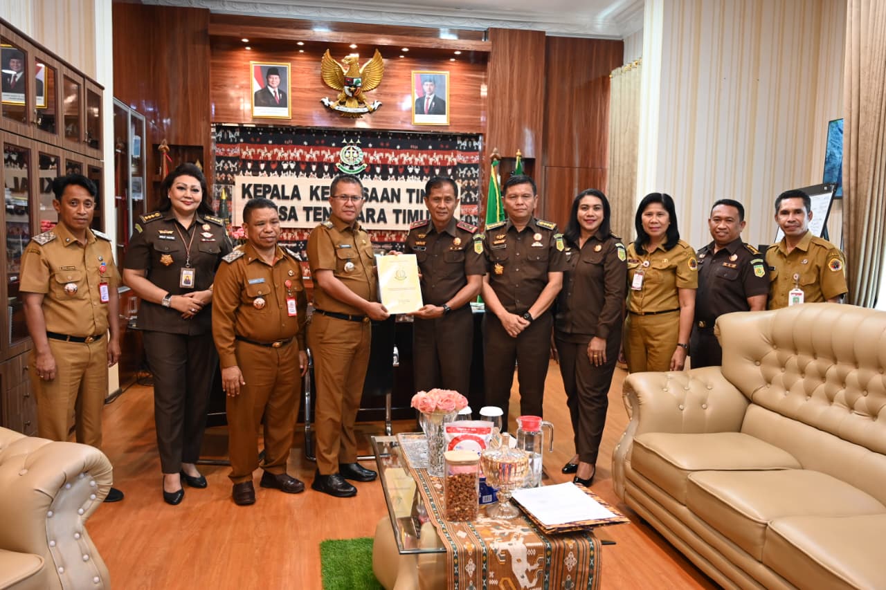 Kejati NTT Serahkan Pendapat Hukum Terkait Rencana Penjualan Aset Pemkab Kupang