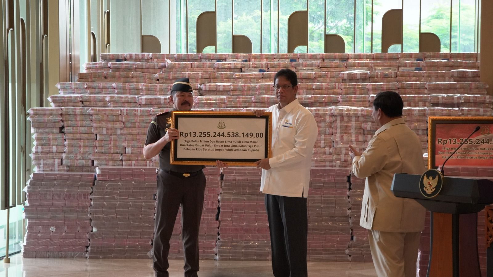 Presiden Prabowo Subianto menyaksikan langsung penyerahan uang pengganti kerugian negara Rp 13 Triliun lebih
