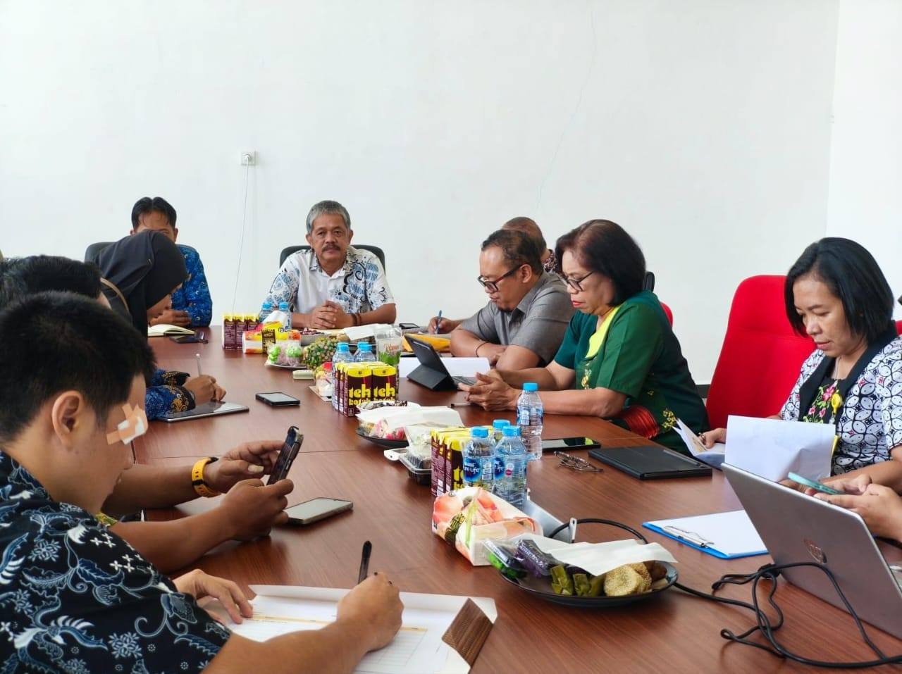 KEJATI PAPUA BERIKAN PENDAMPINGAN HUKUM DAN SOSIALISASI APLIKASI HALO JKN DI BALAI VETERINER JAYAPURA