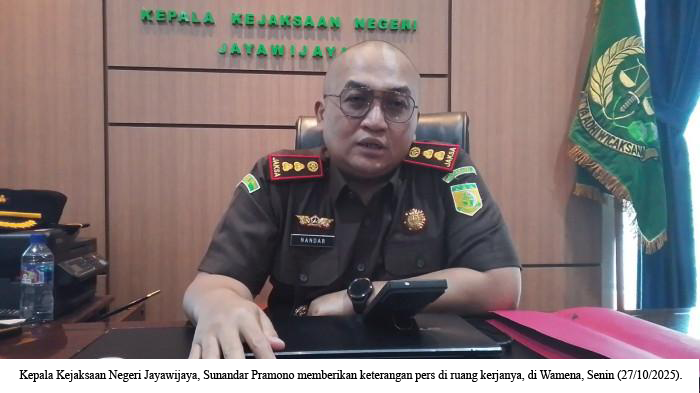 KEJARI JAYAWIJAYA GELEDAH KANTOR BUPATI TERKAIT DUGAAN KORUPSI PROYEK JALAN RP85 MILIAR