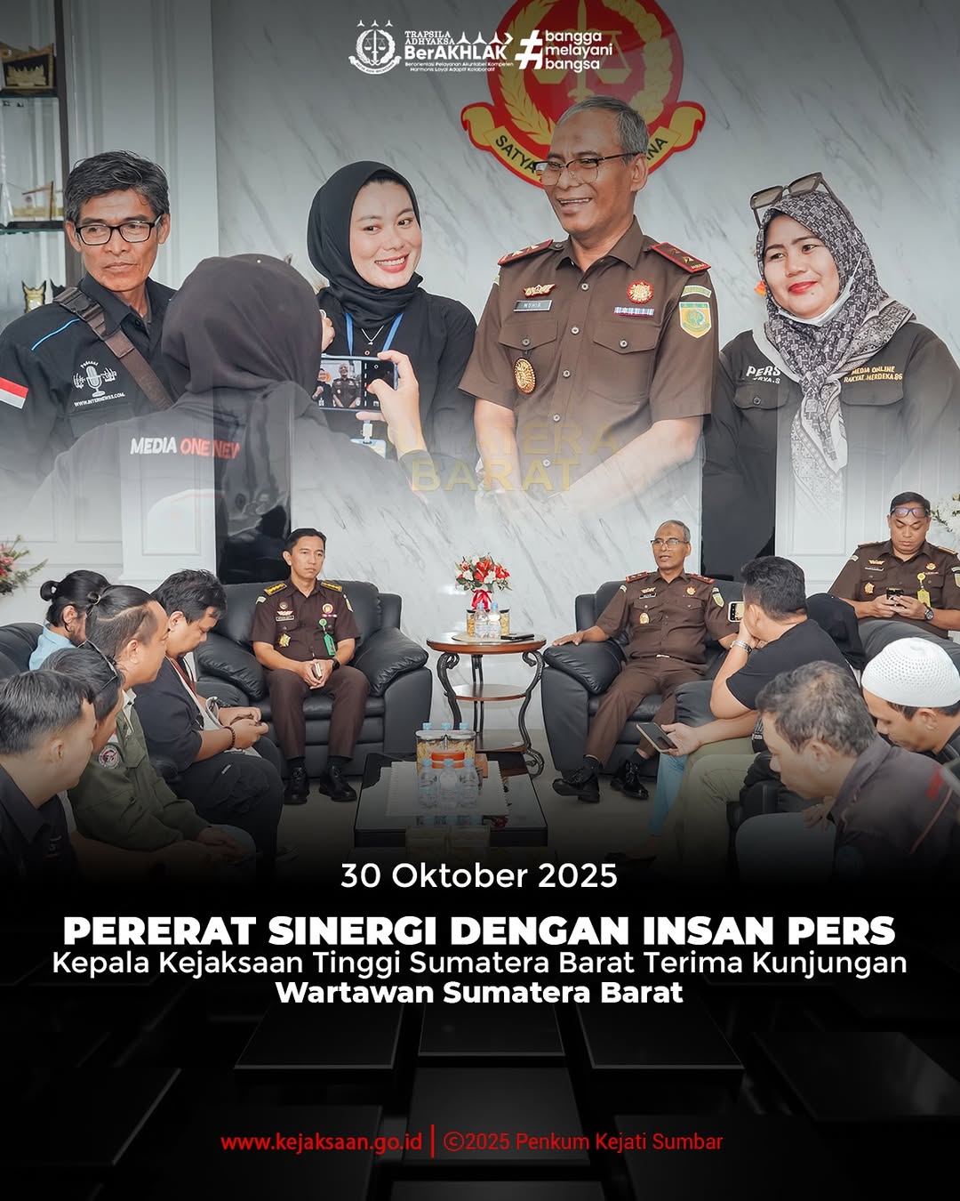 kunjungan silaturahmi para wartawan Sumatera Barat yang terdiri dari media televisi media cetak dan media online bertempat di ruang kerja Kejaksaan Tinggi Sumatera Barat