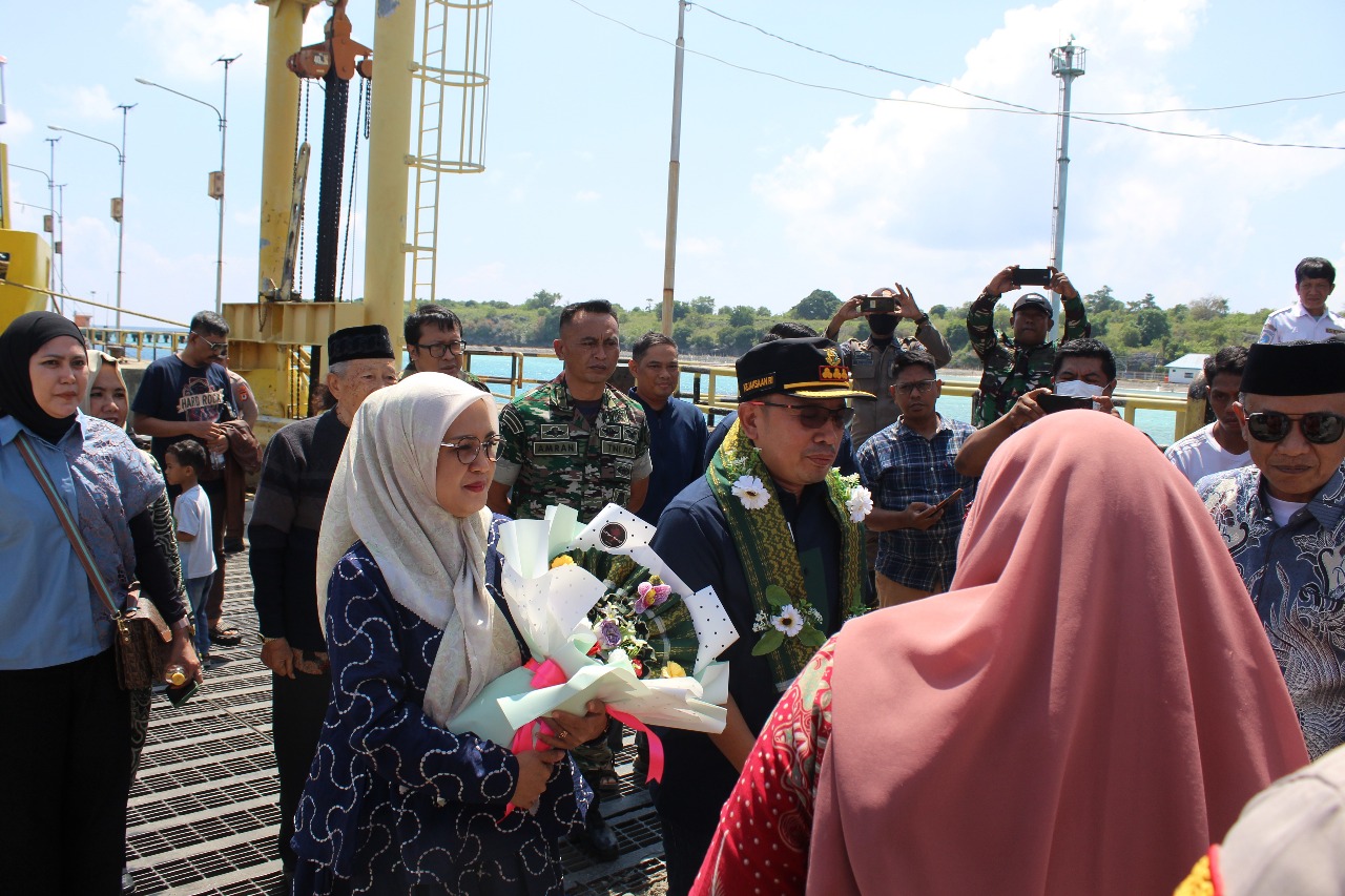 Penyambutan Kepala Kajari Kepulauan Selayar Bapak Dr Asri Irwan SH MH Oleh Bupati dan Forkopimda di Pelabuhan Pamatata