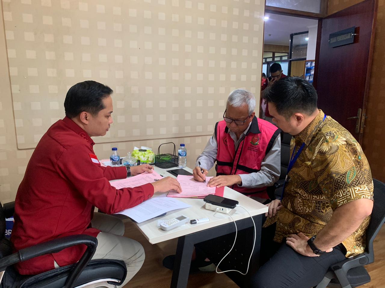 Penyerahan Tersangka dan Barang Bukti Tahap II) dalam Perkara Minyak Mentah PT Pertamina terhadap 8 Orang Tersangka