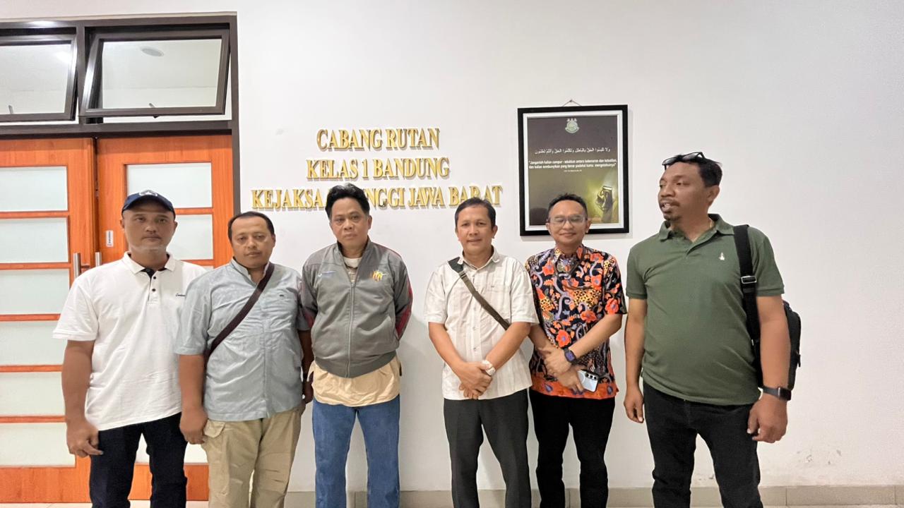 TIM TABUR KEJATI PAPUA DAN KEJARI JAYAPURA TANGKAP DPO KORUPSI PROYEK TELEKOMUNIKASI PAPUA TAHUN 2012 DI BANDUNG