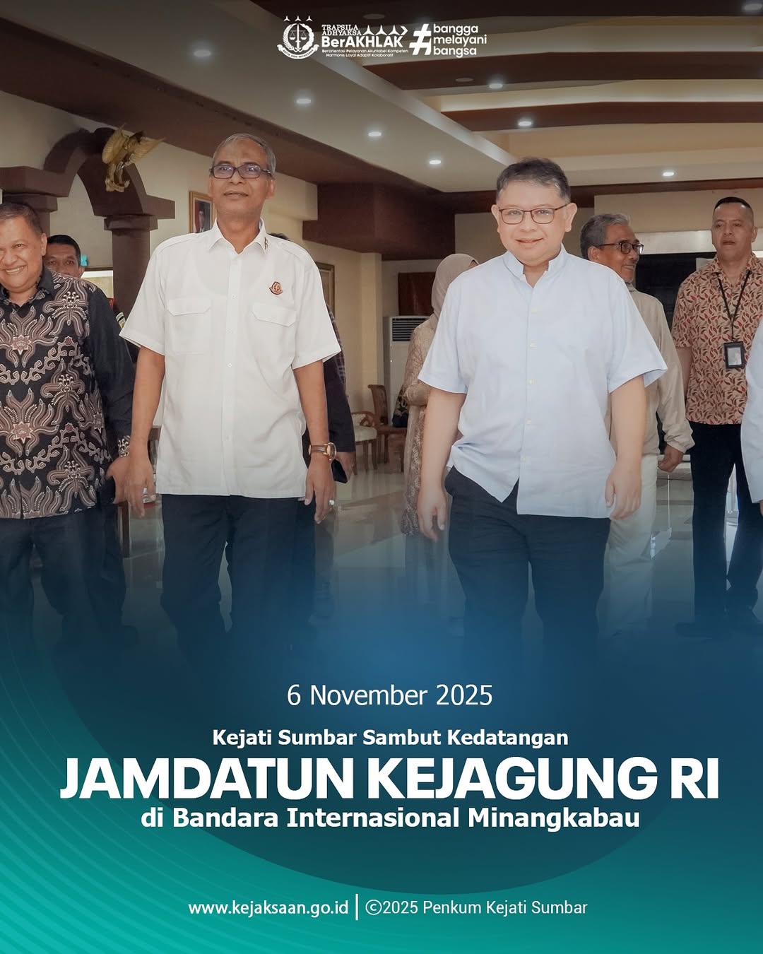 Kepala Kejaksaan Tinggi Sumatera Barat Bapak Muhibuddin SH MH menyambut kedatangan Jaksa Agung Muda Perdata dan Tata Usaha Negara JAMDATUN) Bapak Prof HC) Dr R Narendra Jatna SH LLM