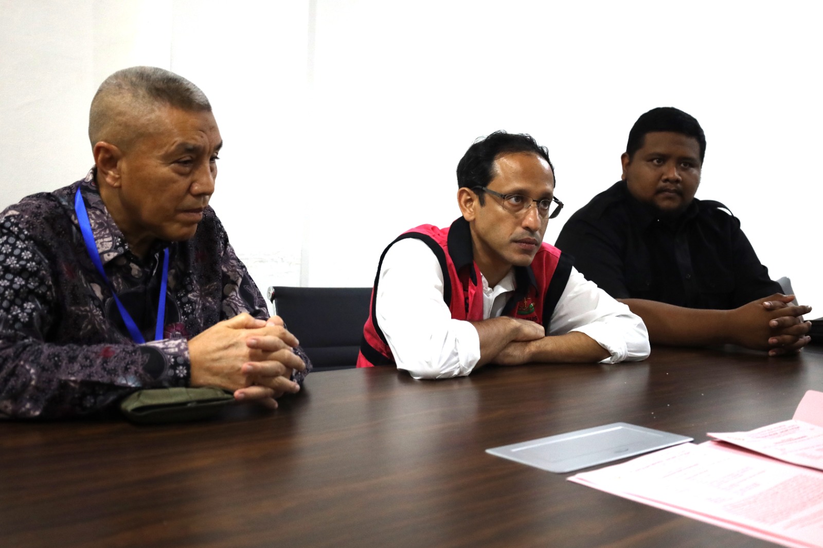 Penyerahan Tersangka dan Barang Bukti Tahap II)  Perkara Digitalisasi Pendidikan Kemendikbudristek terhadap 4 Orang Tersangka