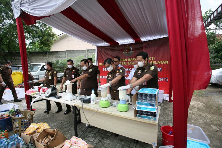 Kejari Tangsel Melaksanakan Pemusnahan Barang Bukti