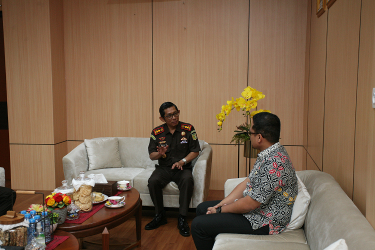 Kepala Kejaksaan Negeri Kota Tangerang Selatan Apreza Darul Putra SH MH menerima kunjungan silaturahmi dari Wakil Wali Kota Tangerang Selatan H Pilar Saga Ichsan ST MArs