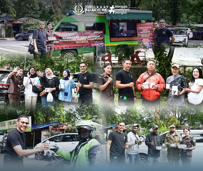 TEGAKKAN BUDAYA ANTI KORUPSI KEPADA MASYARAKAT KEJATI JABAR GELAR KAMPANYE ANTI KORUPSI DI KAWASAN TANAH ROBOT CIBEUNYING KOTA BANDUNG