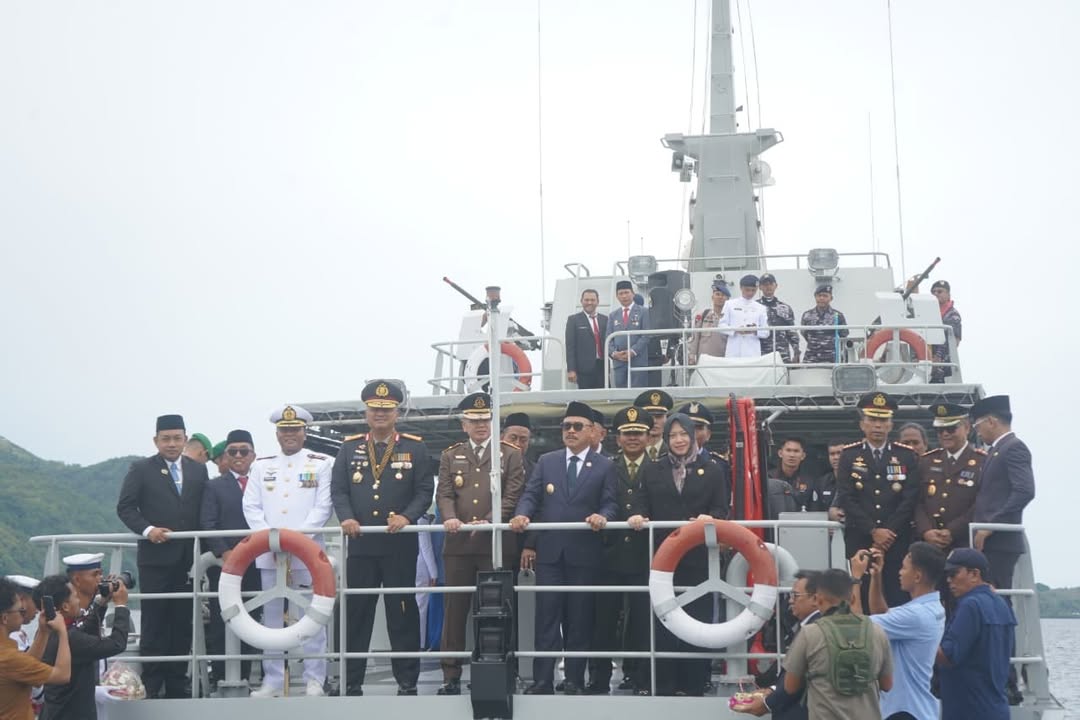 Upacara Tabur Bunga di laut yang bertempat di Dermaga Mako Pangkalan TNI Angkatan Laut Lanal) Mamuju