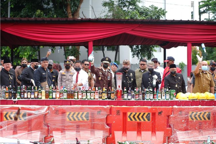 Pemusnahan Minuman Beralkohol oleh Satuan Polisi Pamong Praja Tangsel