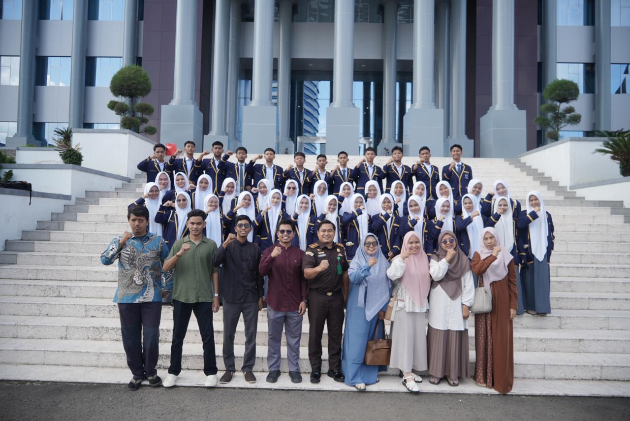 Kejati Sulsel Sambut Kunjungan Edukasi Santri Madrasah Aliyah Ponpes Hj Haniah Fokus pada Pencegahan Narkotika