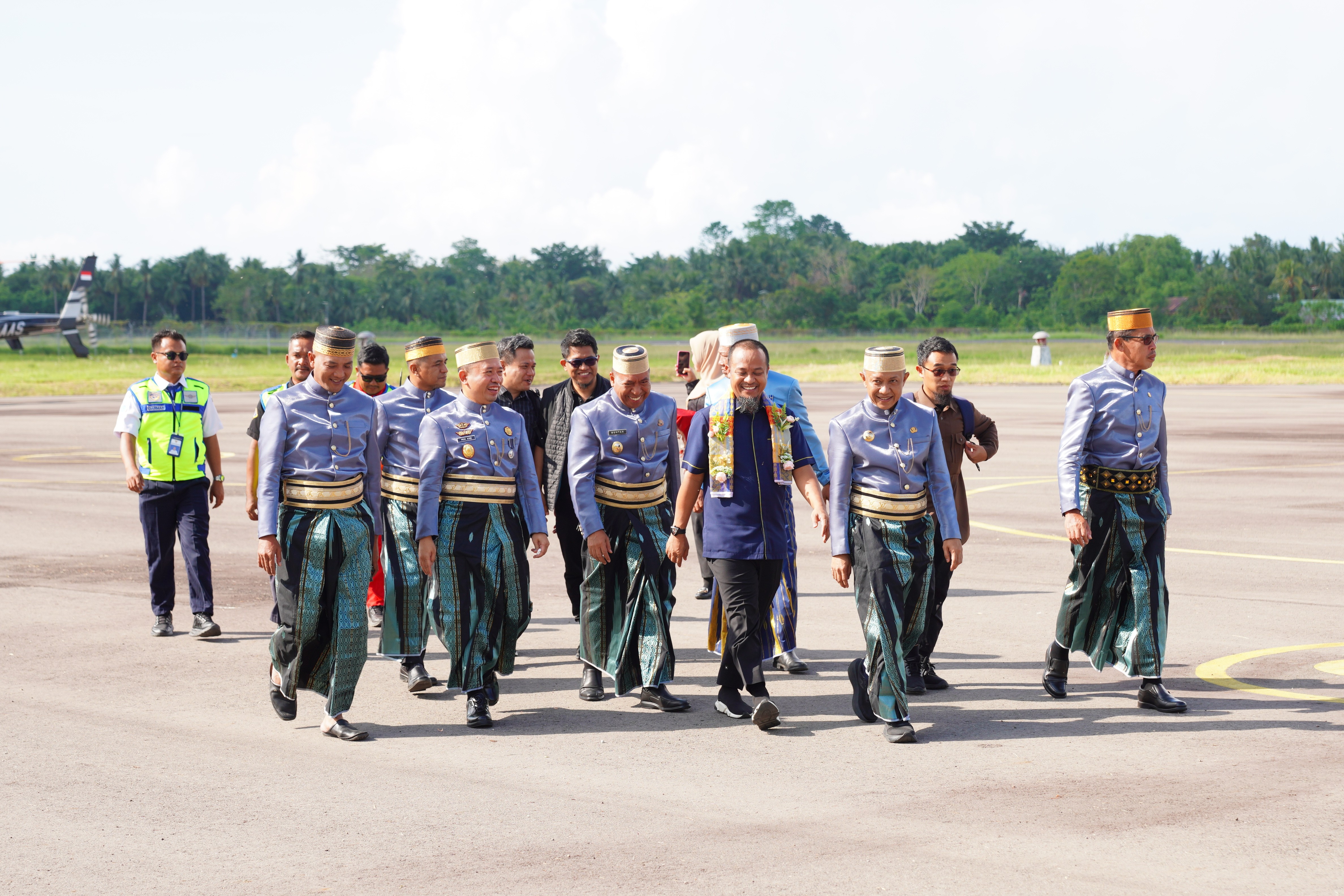 Kajari Kepulauan Selayar Menyambut kedatangan Gubernur Sulawesi Selatan beserta rombongan di Kabupaten Kepulauan Selayar
