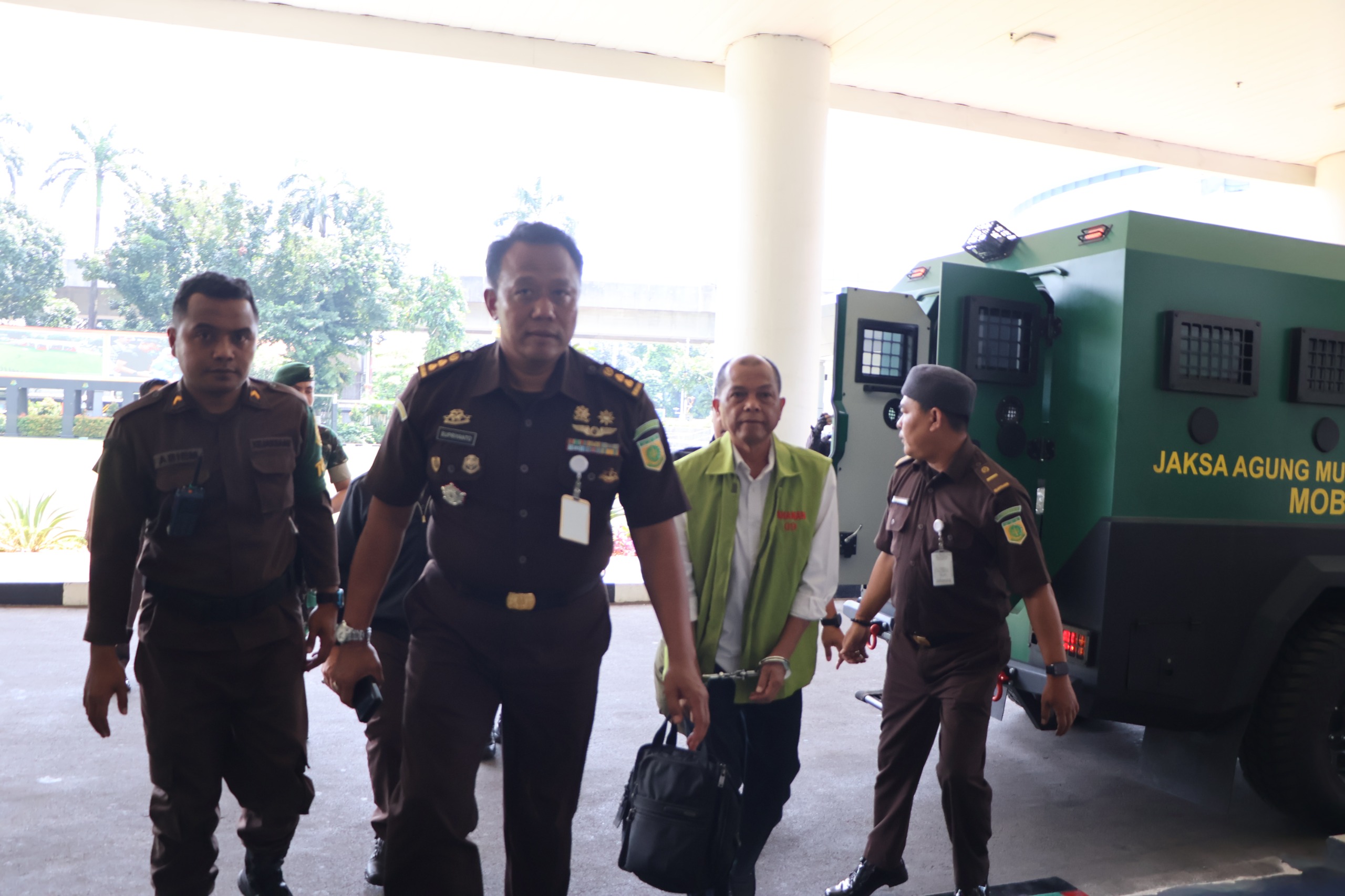 Penyerahan Tersangka dan Barang Bukti Tahap II)  dalam Perkara Koneksitas Satelit Slot Orbit 123 BT