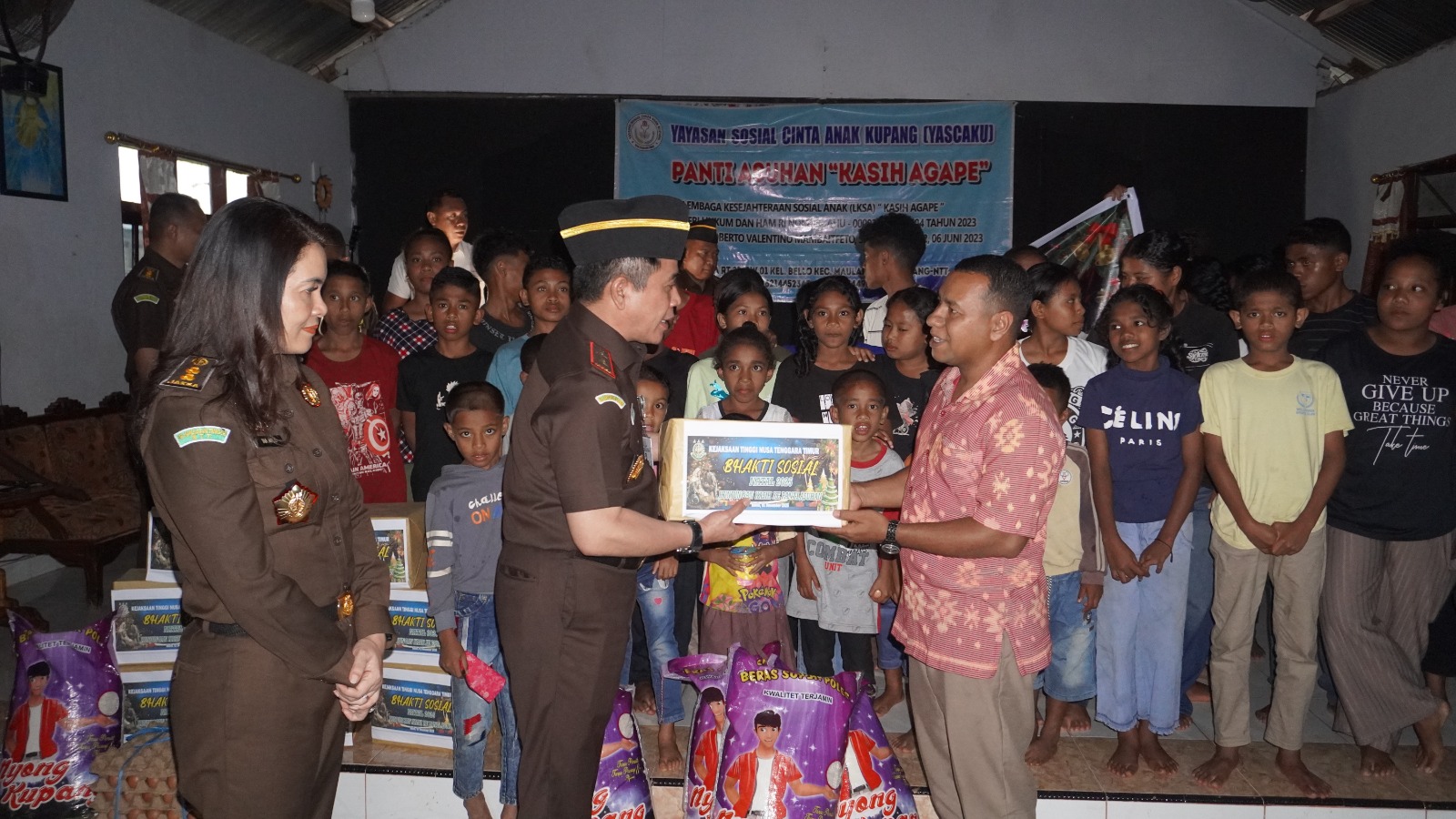 Kunjungan Kasih Kejaksaan Tinggi Nusa Tenggara Timur ke Tiga Panti Asuhan dalam Rangka Menyambut Natal 2025