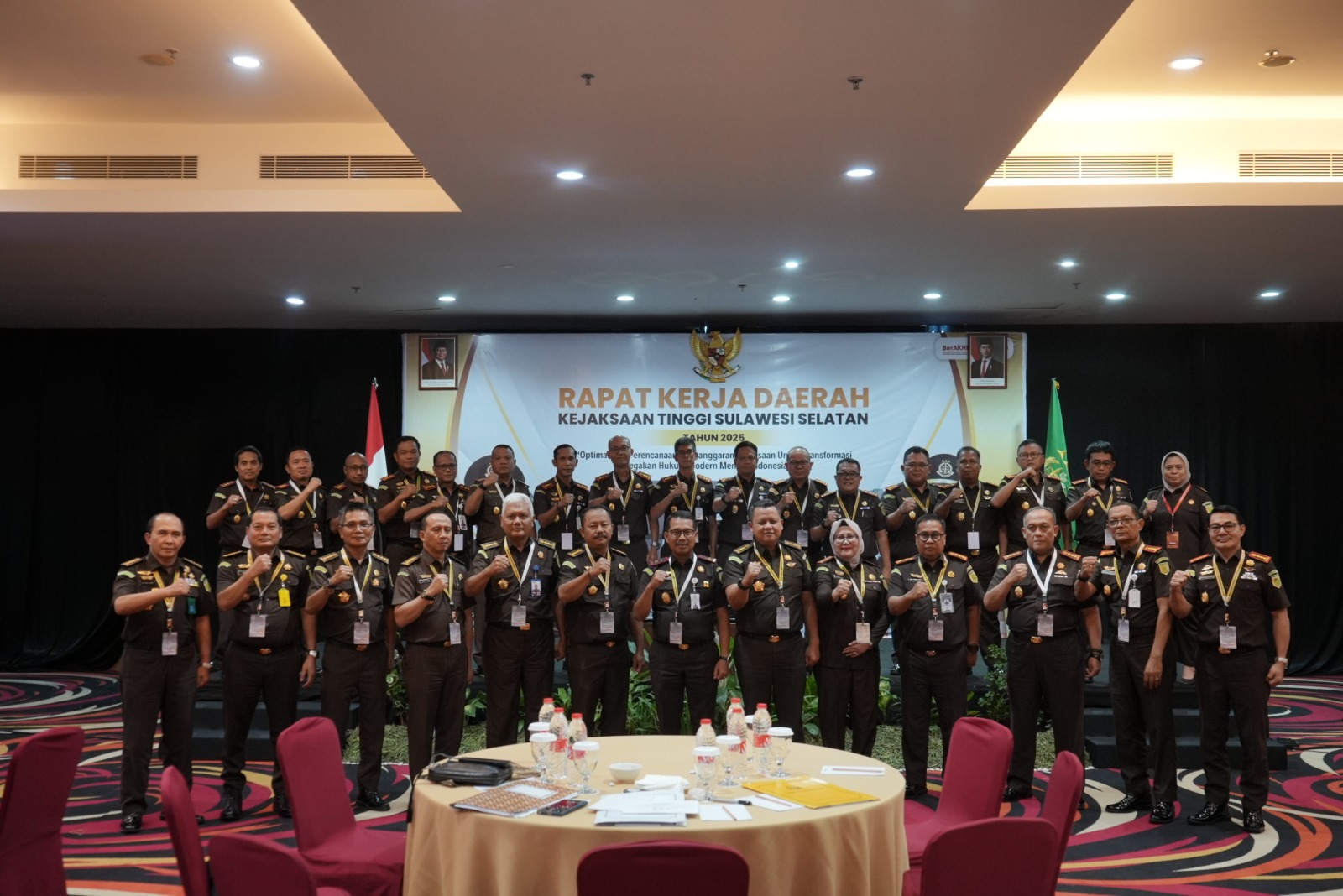 Ditutup Kajati Didik Farkhan Rakerda Kejati Sulsel 2025 Beri Penghargaan Satuan Kerja Terbaik di 8 Bidang