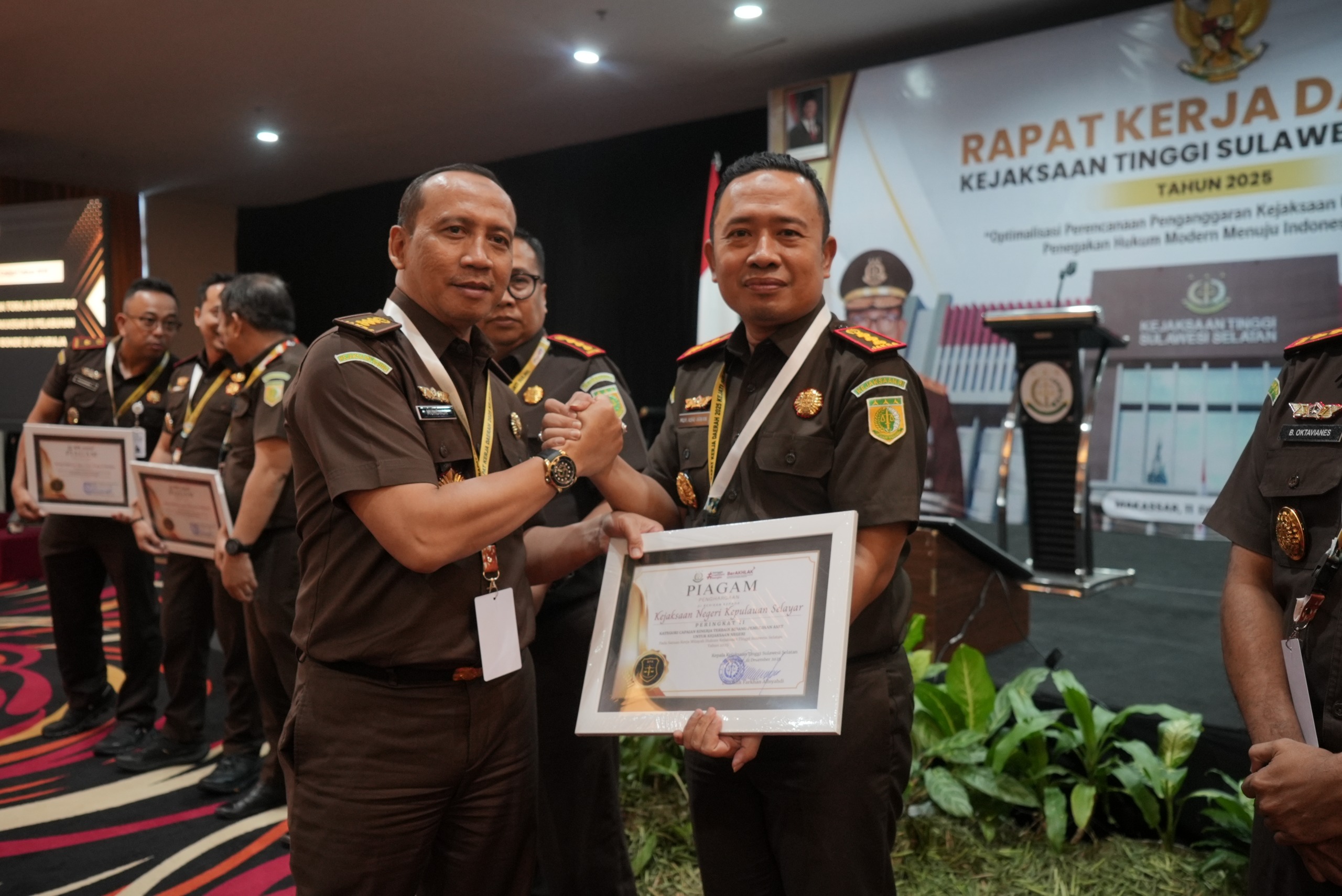 Kejari Kepulauan Selayar Meraih Penghargaan Pada Rapat Kerja Daerah Kejaksaan Tinggi Sulawesi Selatan Tahun 2025