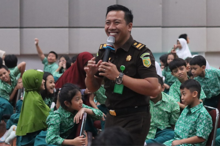 WUJUD KOMITMEN KEJAKSAAN UNTUK MEMBENTUK GENERASI YANG SADAR HUKUM