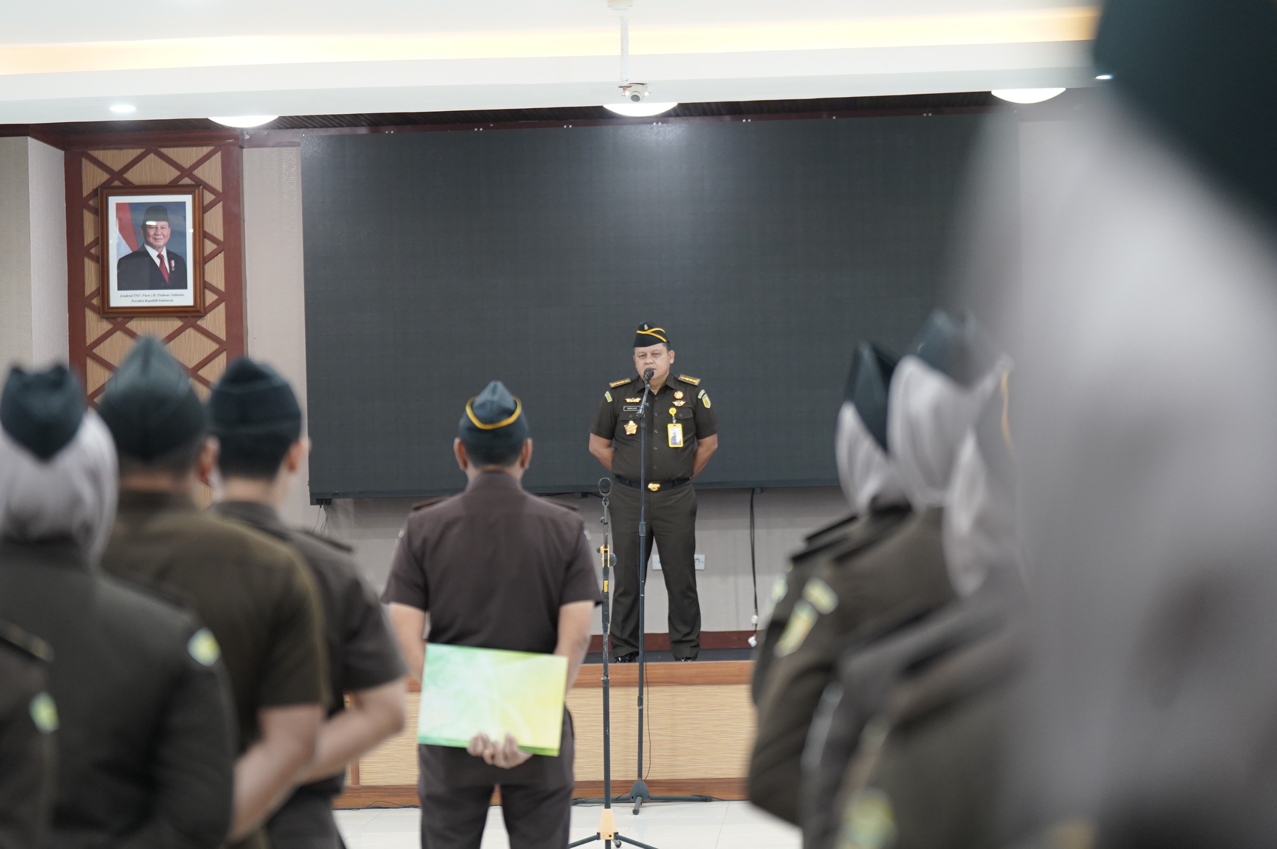 Asisten Pembinaan Pimpin Apel Pagi Kejati Sulsel Tekankan Sinergi Dalam Menjalankan Tugas