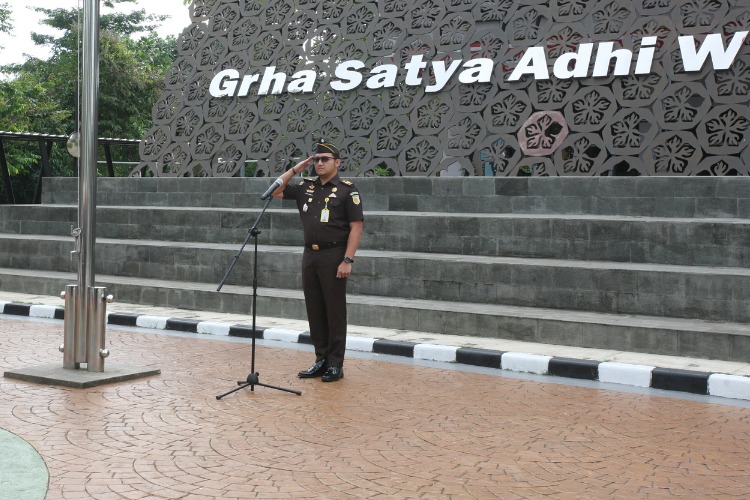 Kasi Datun Mohamad Rizki Romy Perkasa SH MH Pimpin Apel Pagi Kejaksaan Negeri Tangerang Selatan