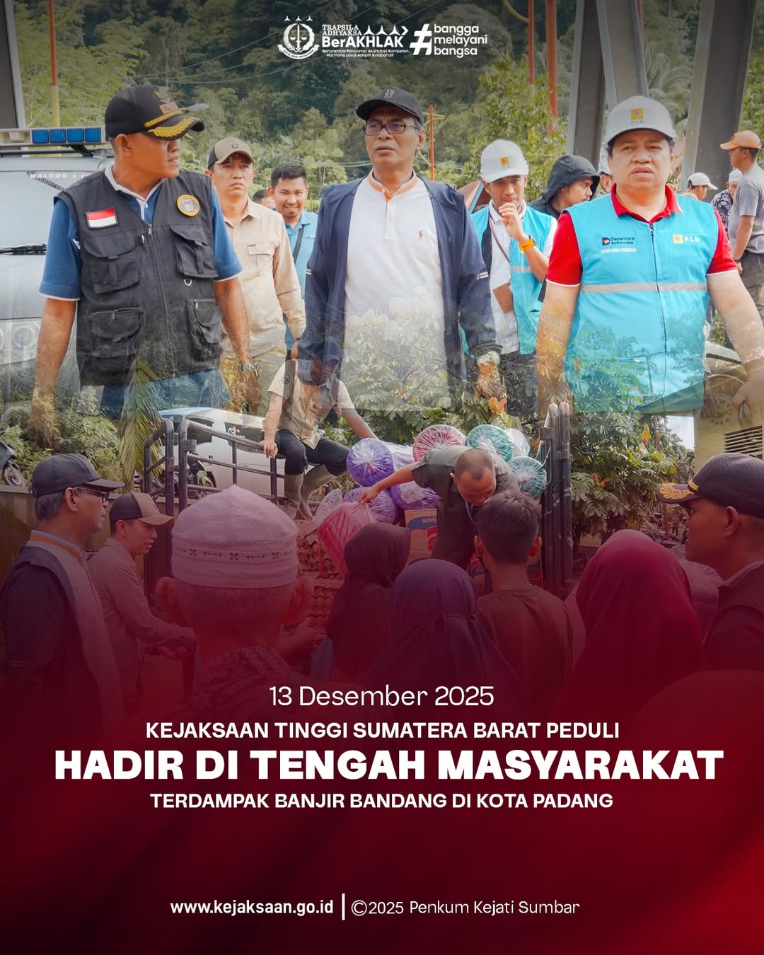 Kepala Kejaksaan Tinggi Sumatera Barat dan bersama General Manager PT PLN Persero) Unit Induk Distribusi Sumatera Barat Ajrun Karim melaksanakan kegiatan pendistribusian bantuan sosial kepada para korban bencana