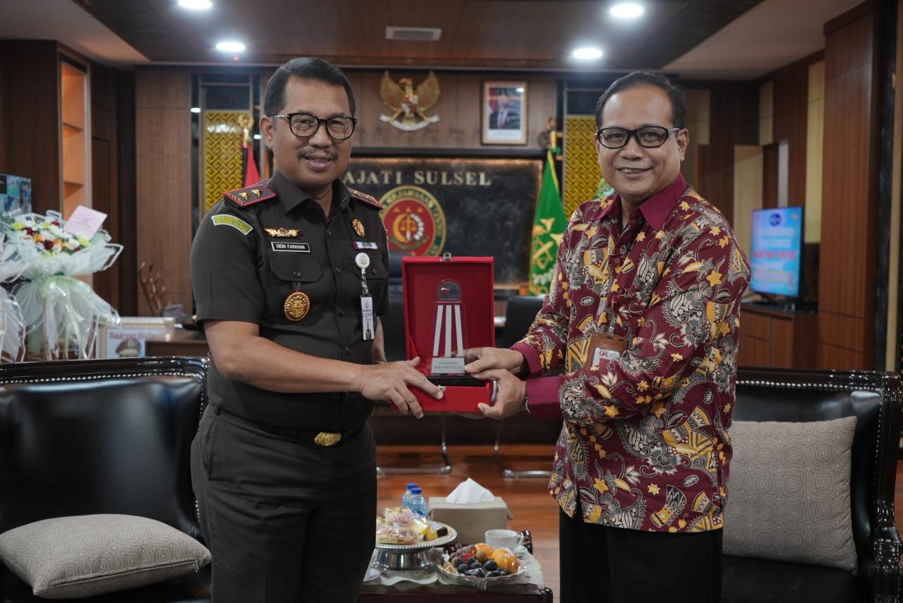 Perkuat Sinergi Berantas Investasi Ilegal Kajati Sulsel Terima Kunjungan Kepala OJK Sulselbar