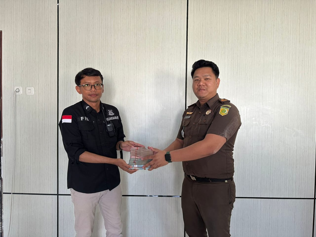 Penitipan Denda Pidana Subsider terdakwa Chao Yueshuai kepada Kasi Pidsus Kejari Halteng