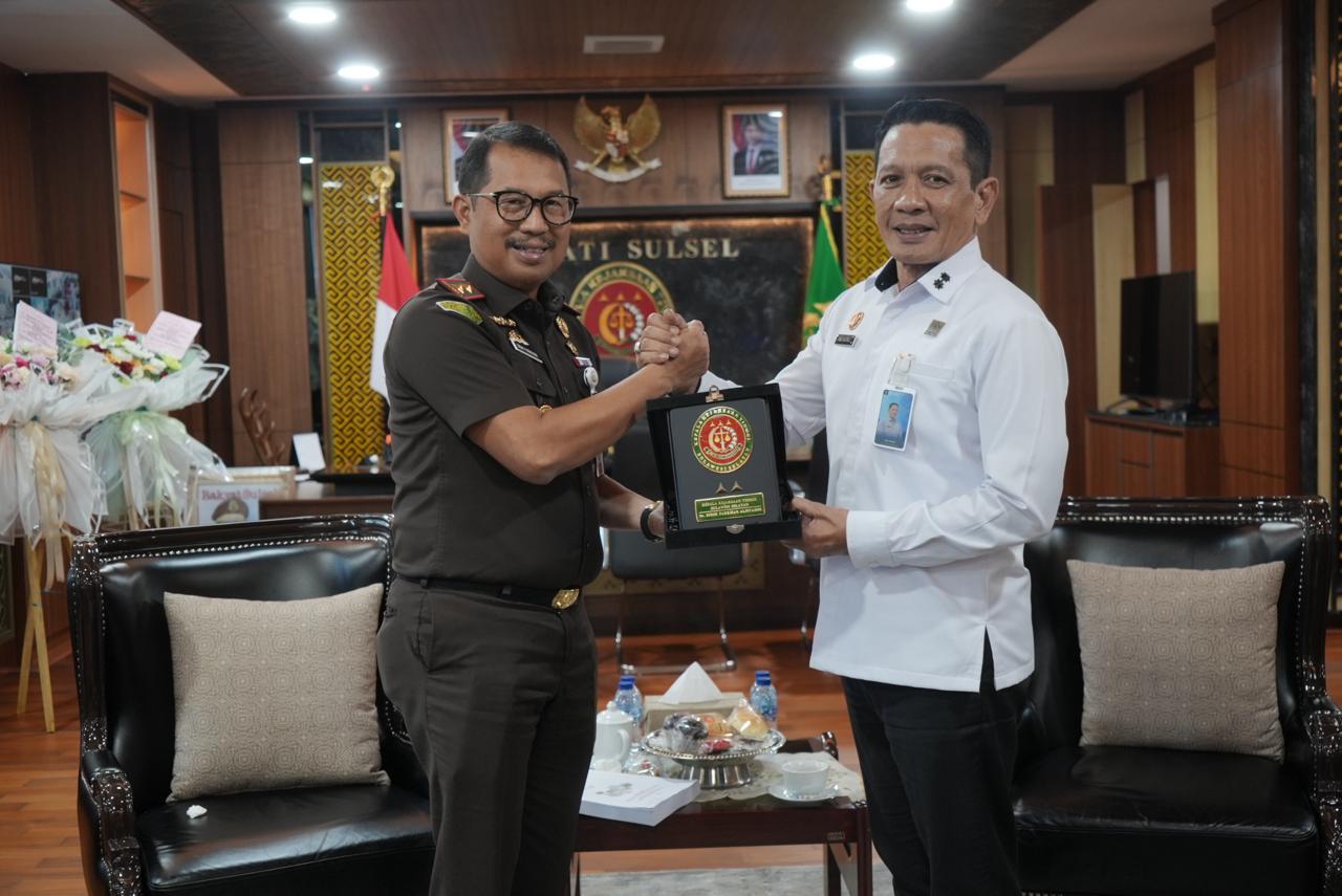 Kajati Sulsel Terima Kunjungan Kakanwil Kemenkum Sulsel Perkuat Sinergi Administrasi Hukum dan Regulasi