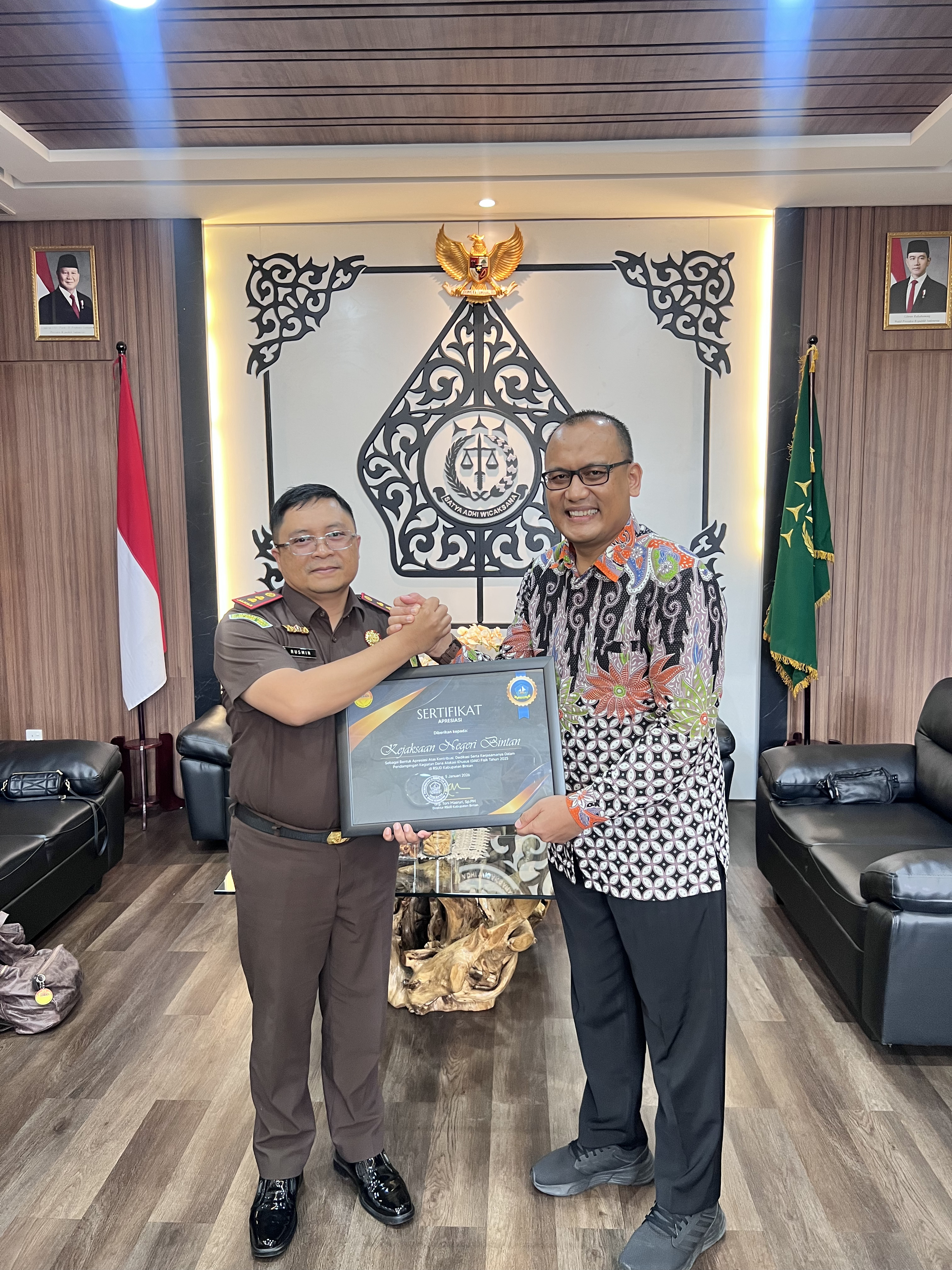 KUNJUNGAN SILATURAHMI DAN PENYERAHAN APRESIASI DARI RSUD BINTAN KEPADA KEJARI BINTAN