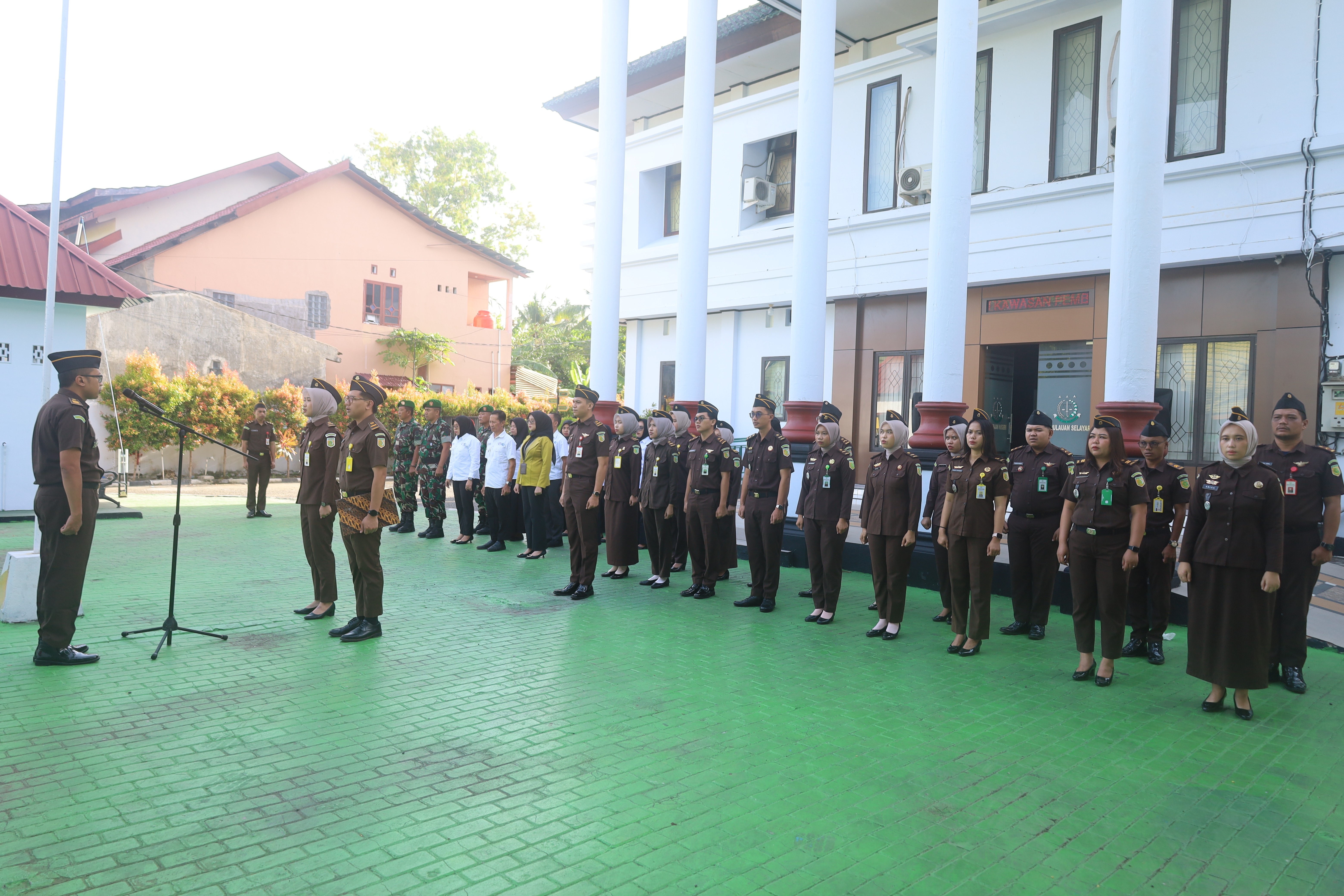 Kasi PAPBB Kejari Kepulauan Selayar Pimpin Apel Pagi Kejaksaan Negeri Kepulauan Selayar