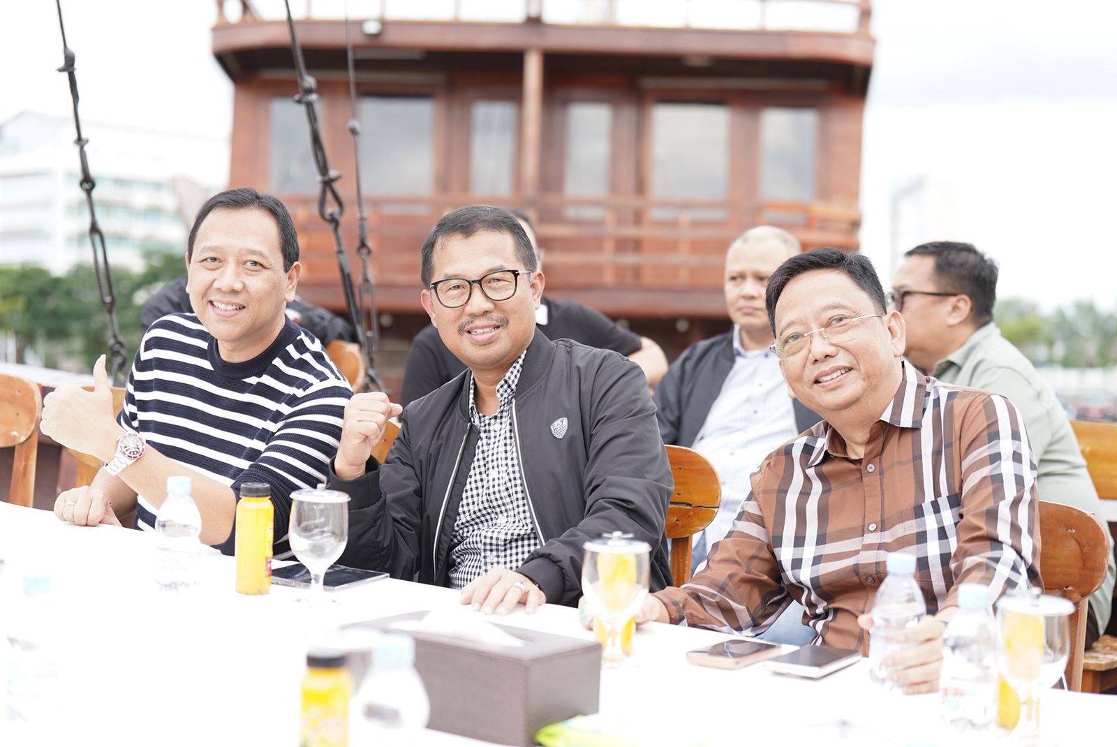 Senja di Atas Phinisi Cara Hangat Kajati Sulsel Jamu Rombongan Jamwas di Losari