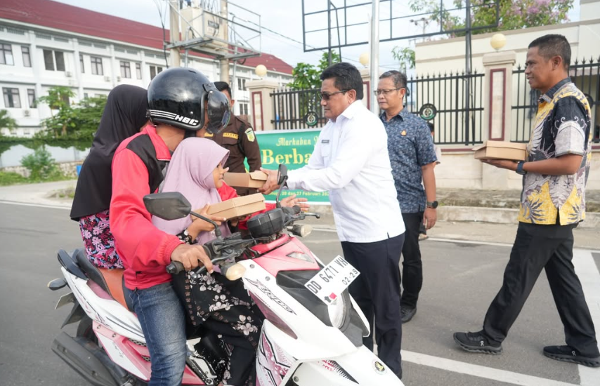 Kejati Sulbar dan IAD Wil Sulbar Berbagi Takjil